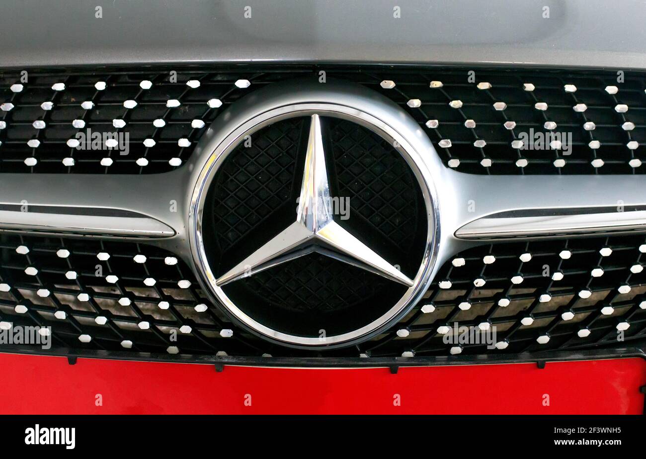 MINSK, WEISSRUSSLAND 07,10.19: Mercedes-Auto-Emblem auf der Motorhaube. Konzept der Marke und Qualität Autos, Nahaufnahme. Branche Stockfoto