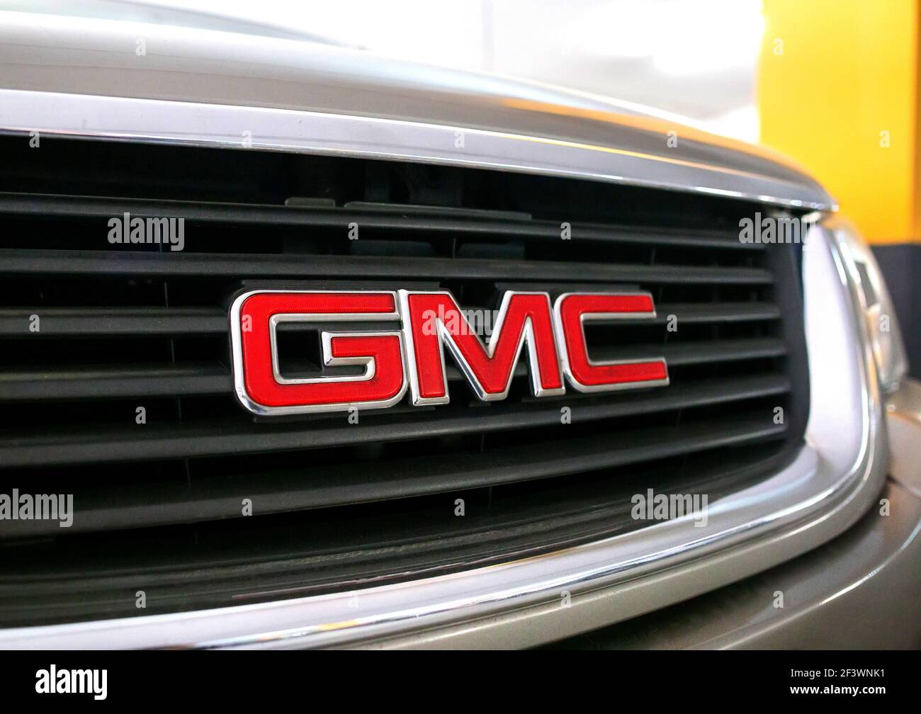 MINSK, WEISSRUSSLAND 07,10.19: GMC Auto-Emblem auf der Motorhaube. Konzept der Marke und Qualität Autos, Nahaufnahme. Branche Stockfoto