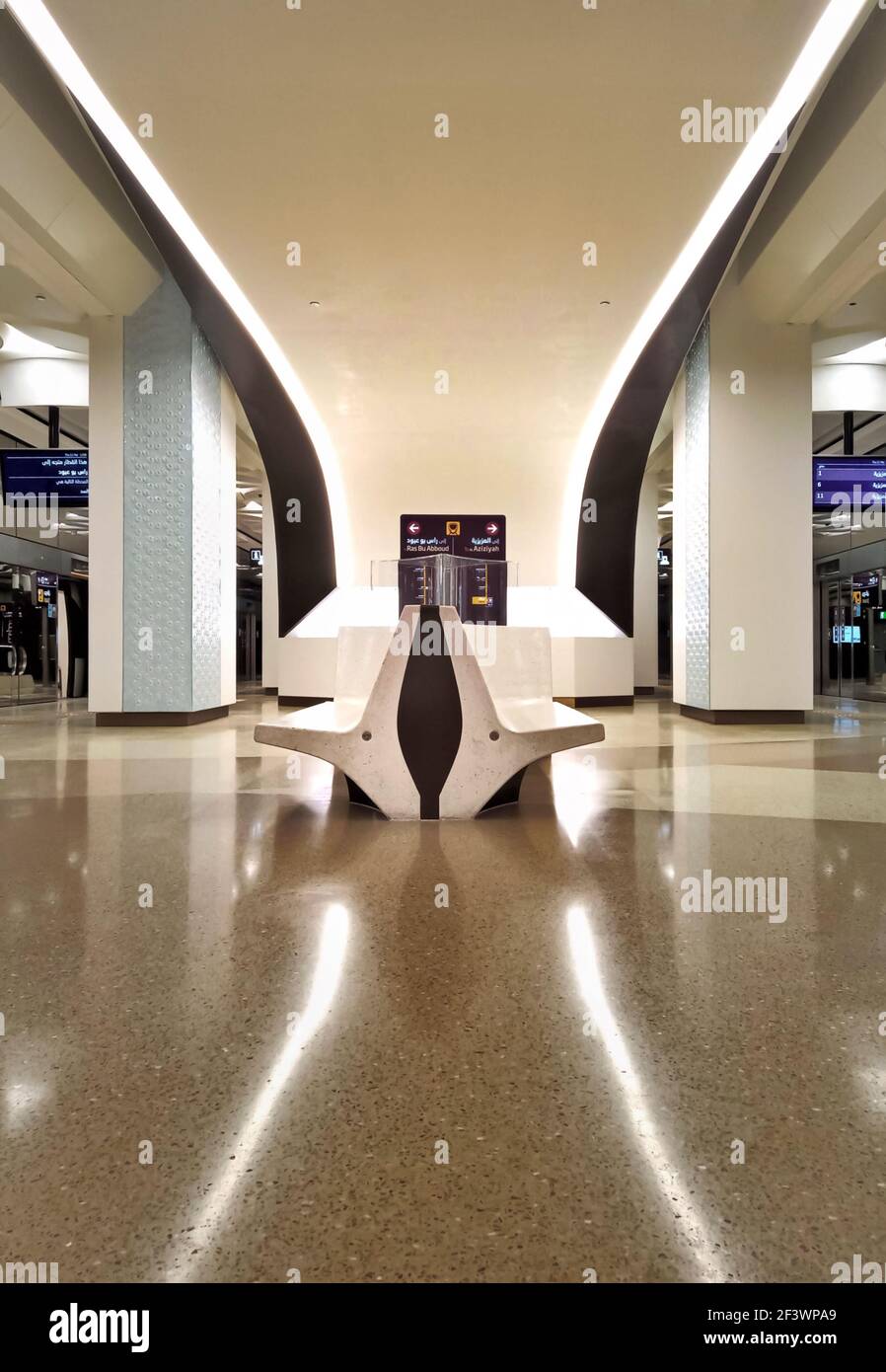 Ein Blick auf moderne Innenarchitektur in Doha U-Bahn-Station. Stockfoto