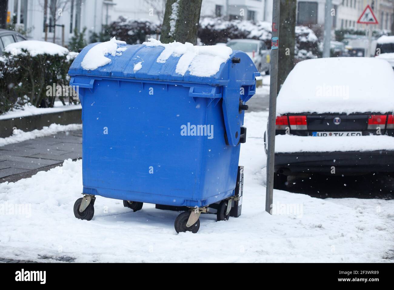 Müllcontainer mit Schnee bedeckt, Deutschland, Europa Stockfoto