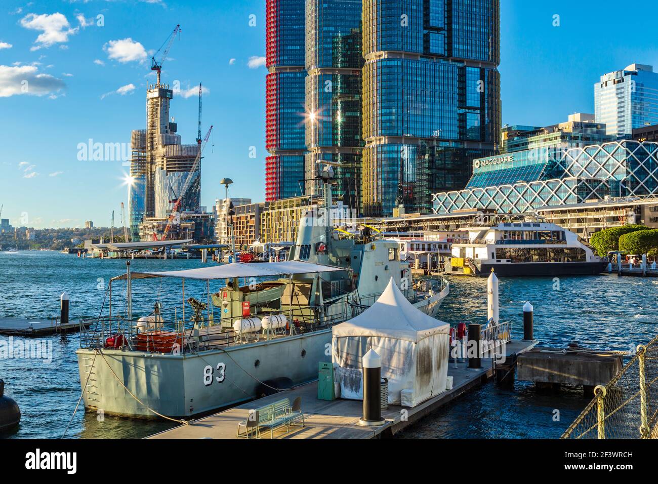 Darling Harbour, Sydney, Australien. Im Vordergrund steht das Patrouillenboot HMAS Advance, heute ein Museumsschiff. Dahinter befinden sich die International Towers Stockfoto