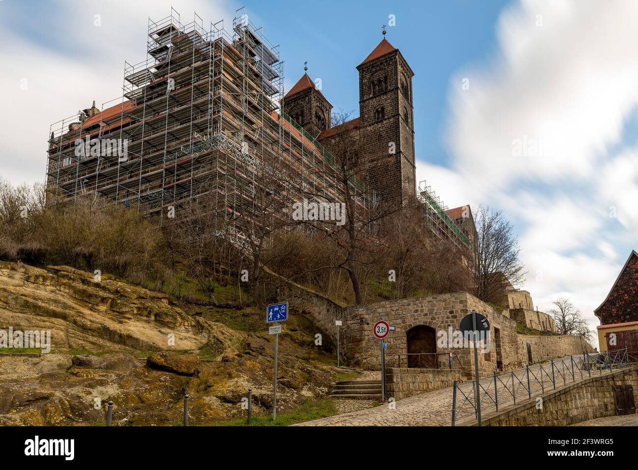 Quedlinburg, Deutschland. März 2021, 16th. Die Stiftskirche St. Servatii am Schloßberg ist komplett von Gerüsten umgeben. Der Dachstuhl des denkmalgeschützten Gebäudes wird renoviert. Die Arbeiten sollen bis Mitte 2022 dauern. Quelle: Stephan Schulz/dpa-zentralbild/ZB/dpa/Alamy Live News Stockfoto