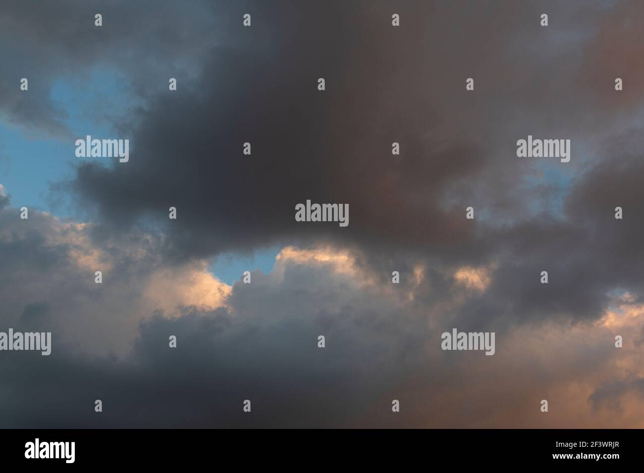 Himmel mit Sturmwolken bei Sonnenuntergang in Barcelona, Spanien. Stockfoto