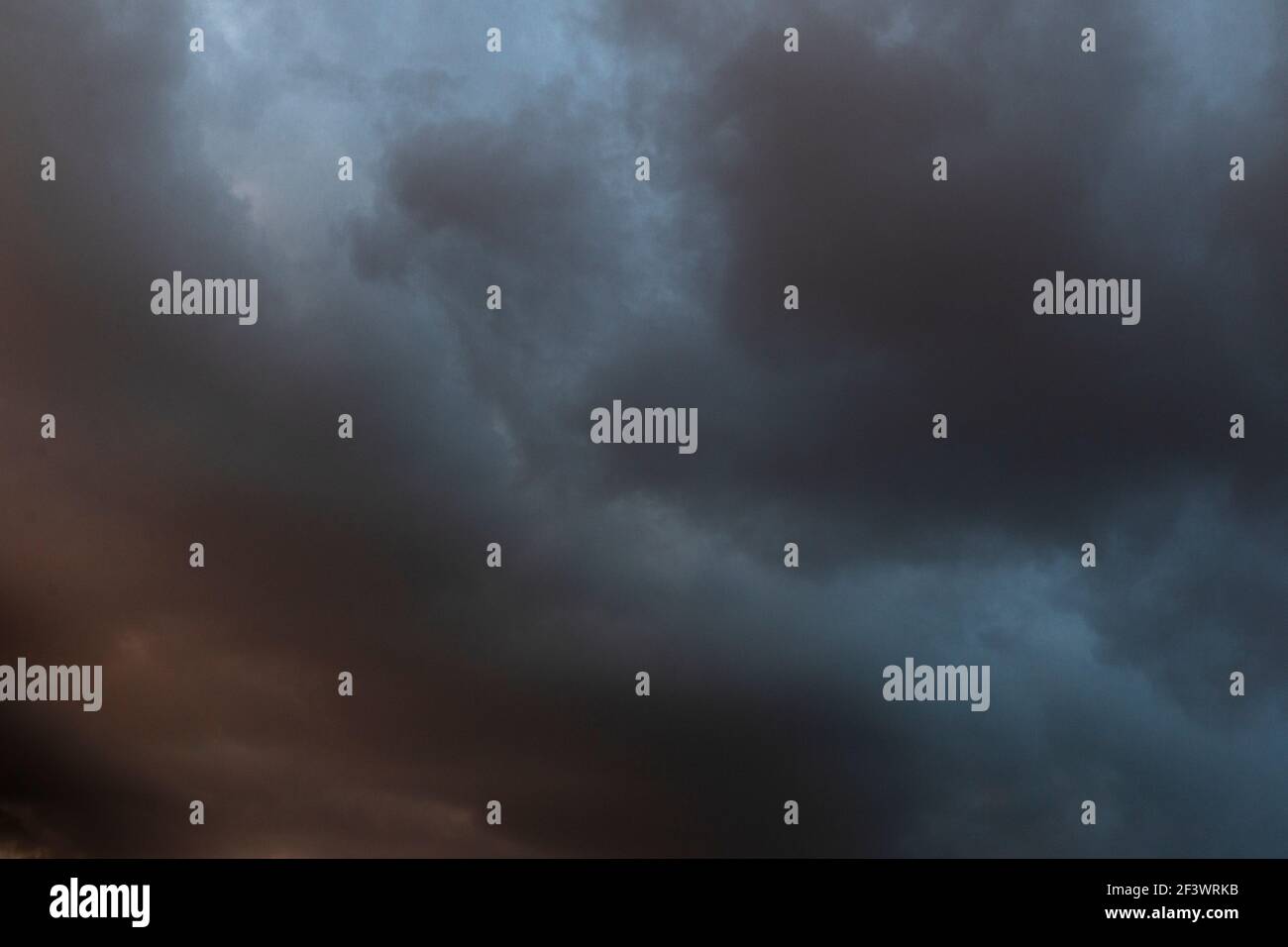 Himmel mit Sturmwolken bei Sonnenuntergang in Barcelona, Spanien. Stockfoto