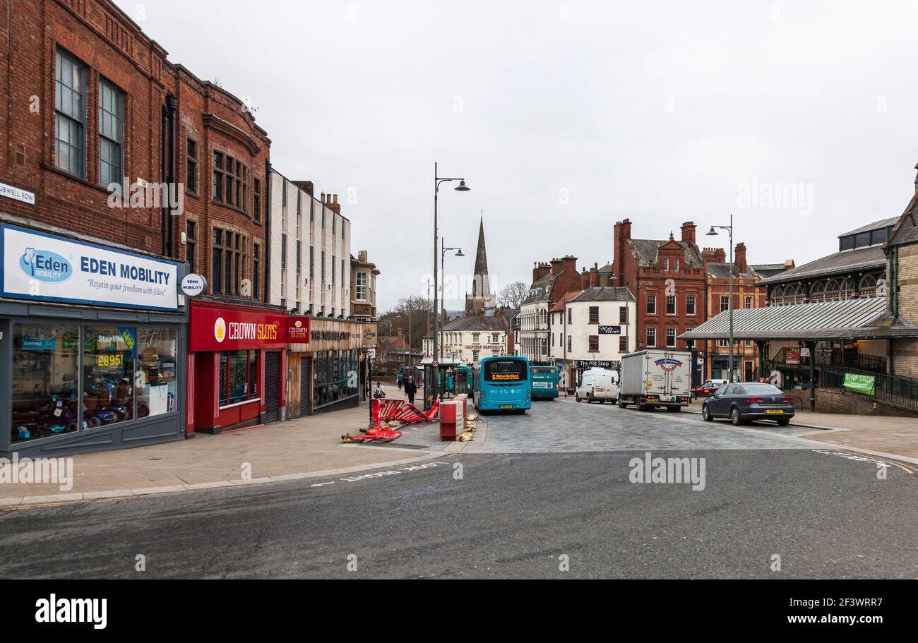 Eine Straßenszene in Tubwell Row, Darlington, England, Großbritannien Stockfoto