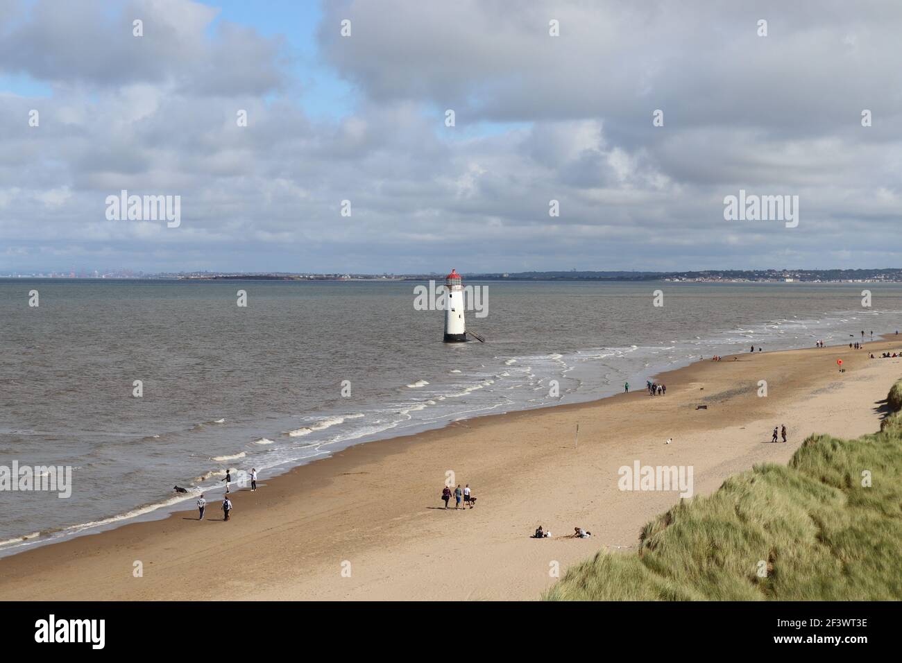 Ein wolkiger Spätsommertag mit Touristen am Strand von Talacre In Nordwales Stockfoto