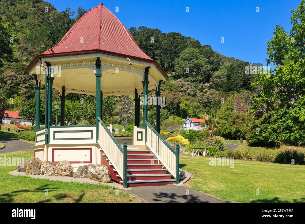 Te Aroha Hot Springs Domain, Te Aroha, Neuseeland. Die alte Band Rotunda, eines der vielen historischen Gebäude des Parks Stockfoto