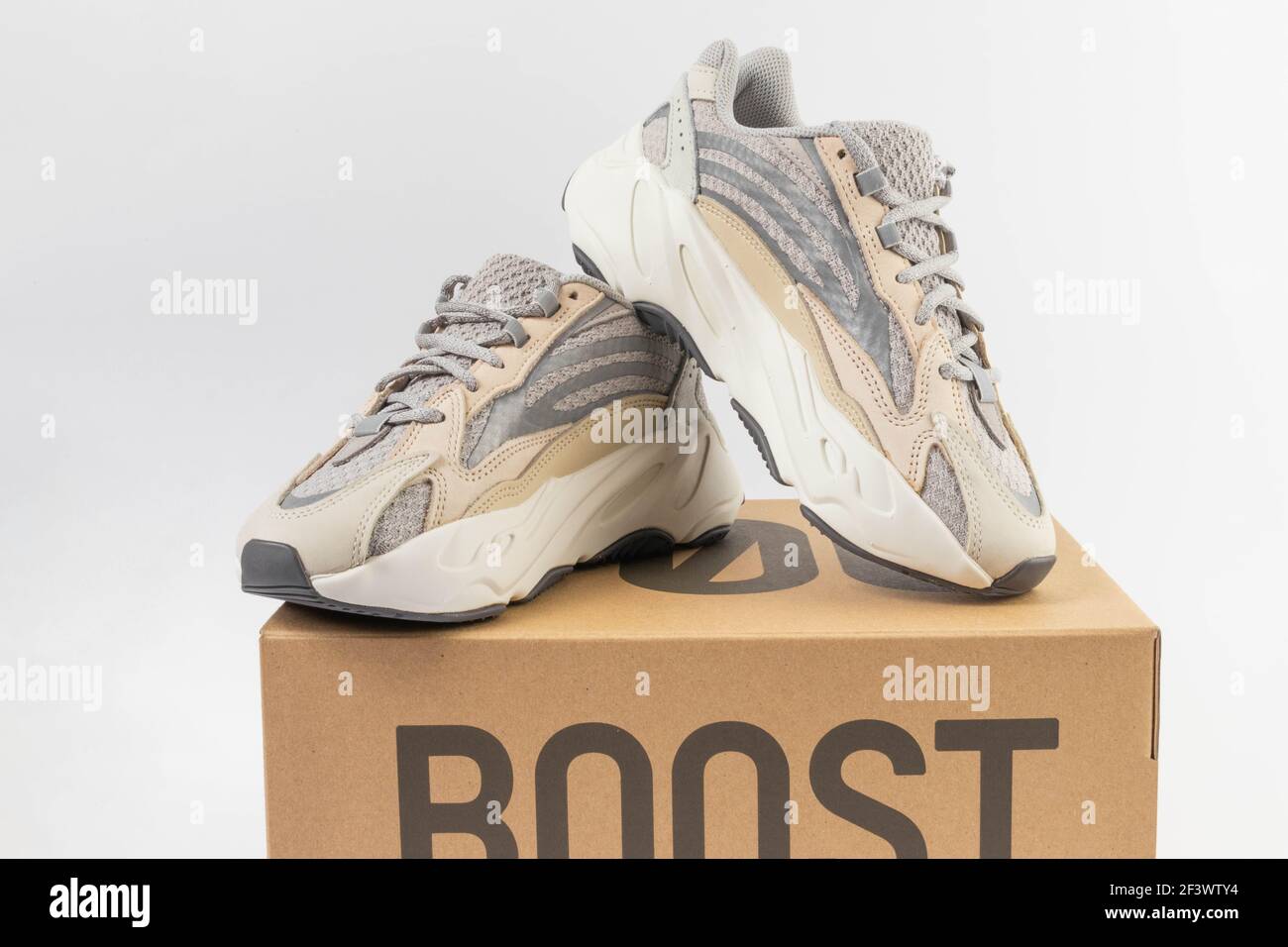 WARSCHAU, POLEN - 16. März 2021: Adidas Yeezy Boost 700 V2 Cream. Berühmte  Limited Collection Sneaker mit Box. Adidas Laufschuhe isoliert auf einem  weißen Stockfotografie - Alamy