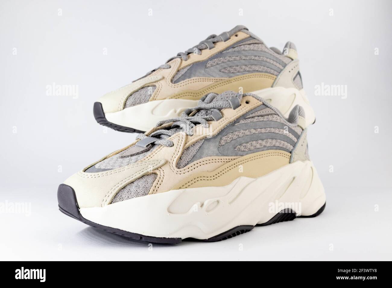 WARSCHAU, POLEN - 16. März 2021: Adidas Yeezy Boost 700 V2 Cream. Berühmte  Limited Collection Sneaker. Adidas Laufschuhe isoliert auf einem weißen  Hintergrund Stockfotografie - Alamy