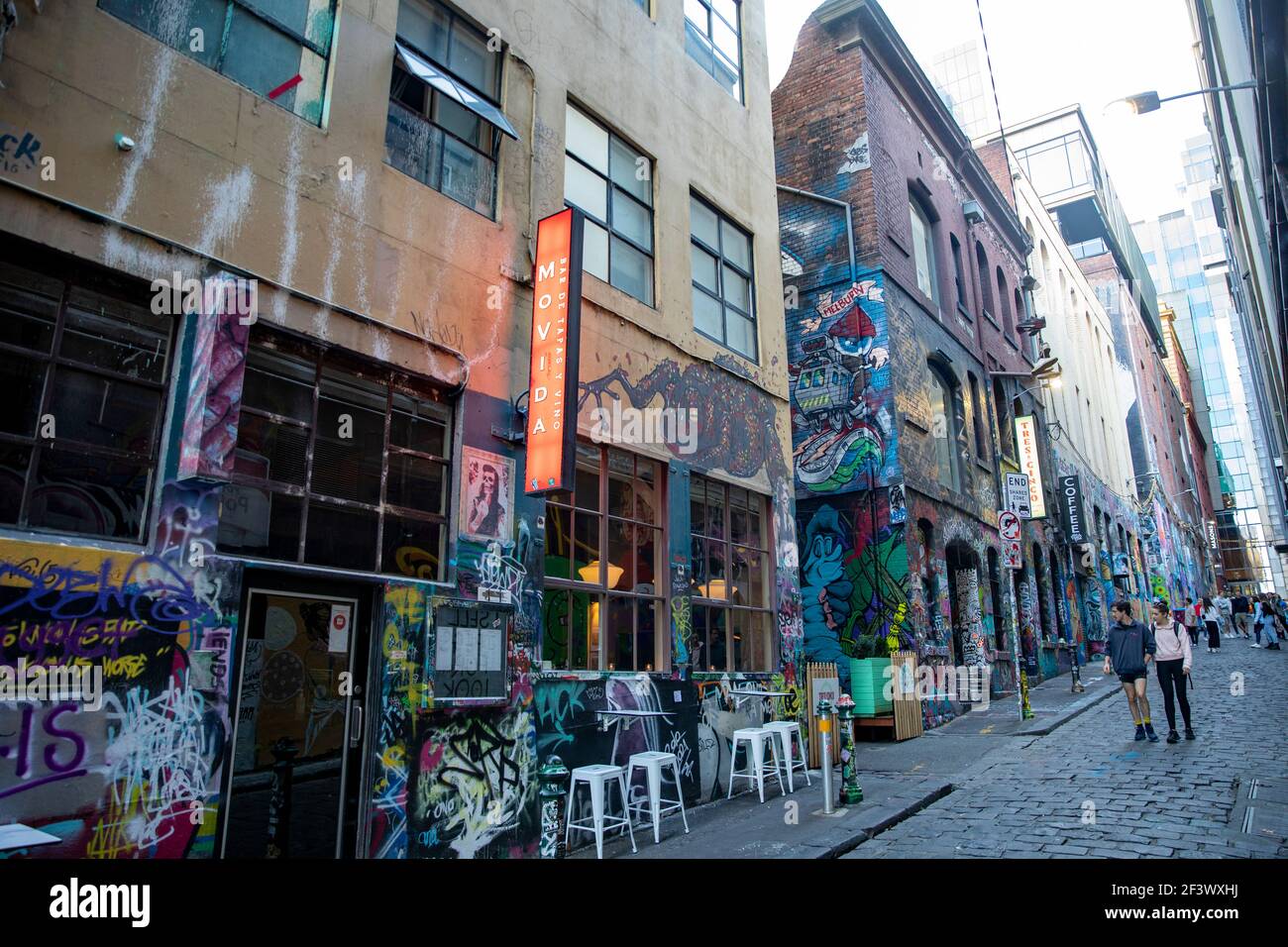 Hosier Laneway Street Art an den Lane Walls, Movia Restaurant mit spanischen Tapas, Melbourne City Centre, Victoria, Australien Stockfoto