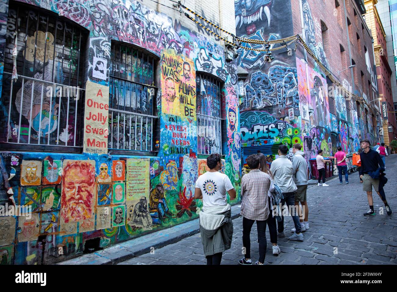 Hosier Lane Melbourne junge Touristen betrachten die legale Street Art Auf dieser berühmten Gasse, Melbourne City Centre, Victoria, Australien Stockfoto