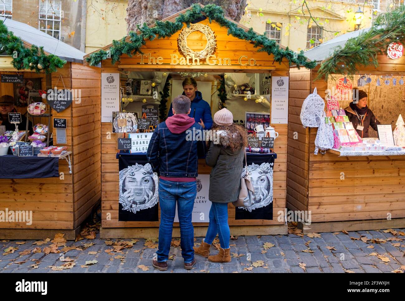 Die Käufer werden beim Besuch des Standes der Firma Bath Gin auf dem Weihnachtsmarkt 2018 Bath abgebildet. Stockfoto