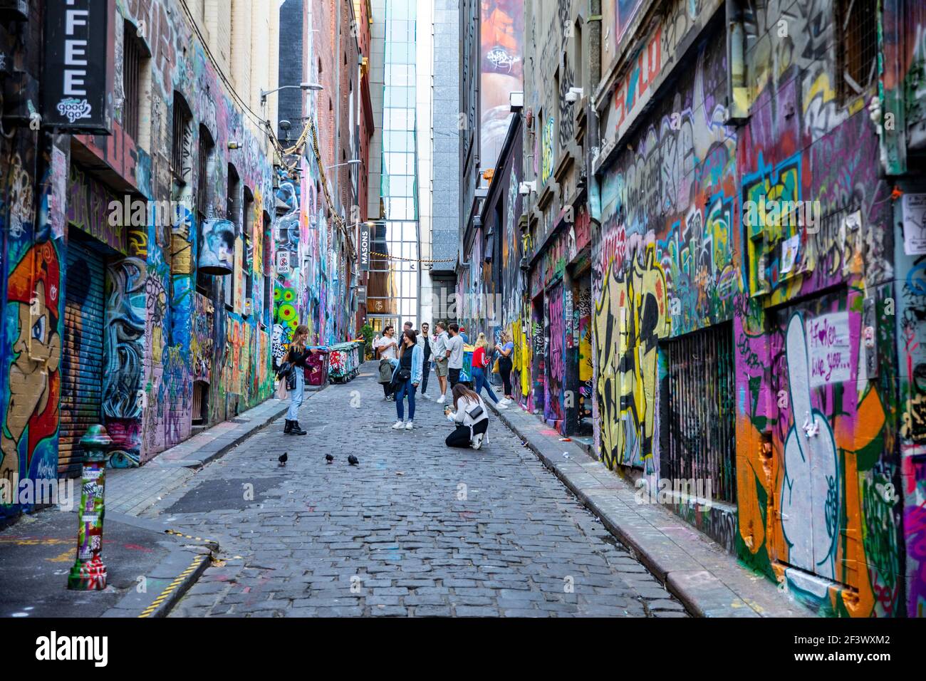 Hosier Lane Melbourne junge Touristen betrachten die legale Street Art Auf dieser berühmten Gasse, Melbourne City Centre, Victoria, Australien Stockfoto