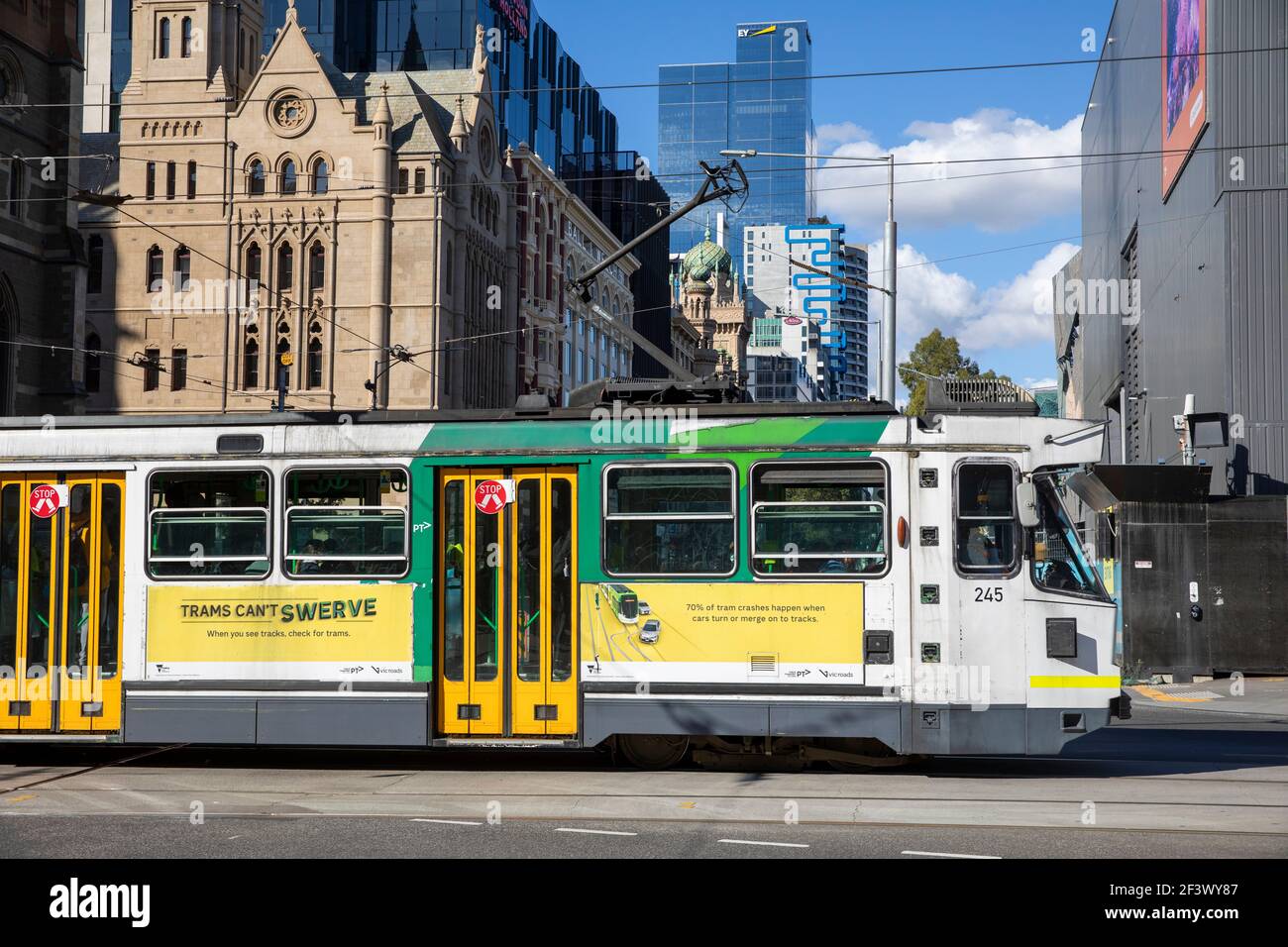 Melbourne Straßenbahn fährt durch das Stadtzentrum, Melbourne CBD, Victoria, Australien Stockfoto
