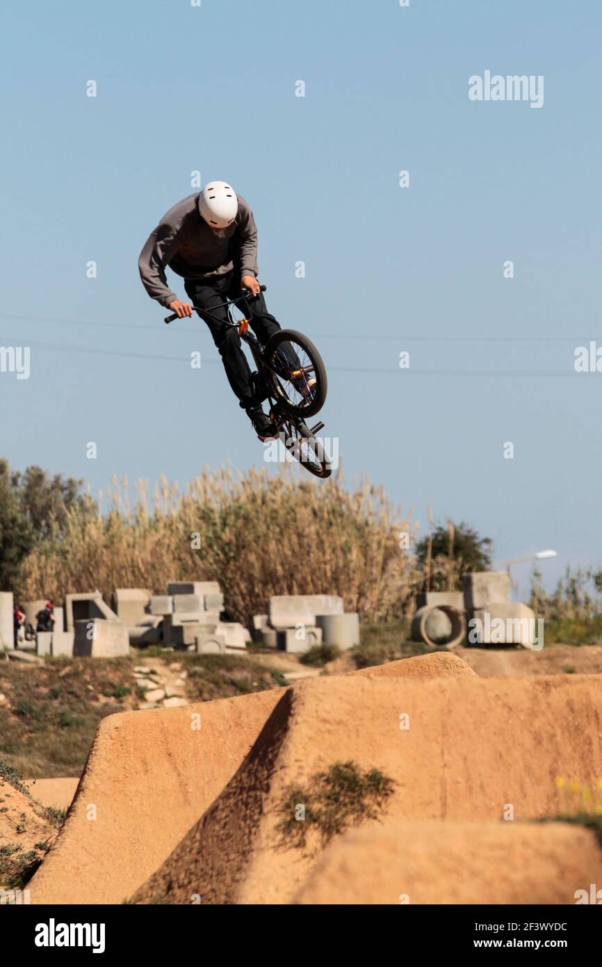 BMX-Fahrer bei Dirt Jumps im La Poma Bike Park bei Barcelona, Spanien Stockfoto