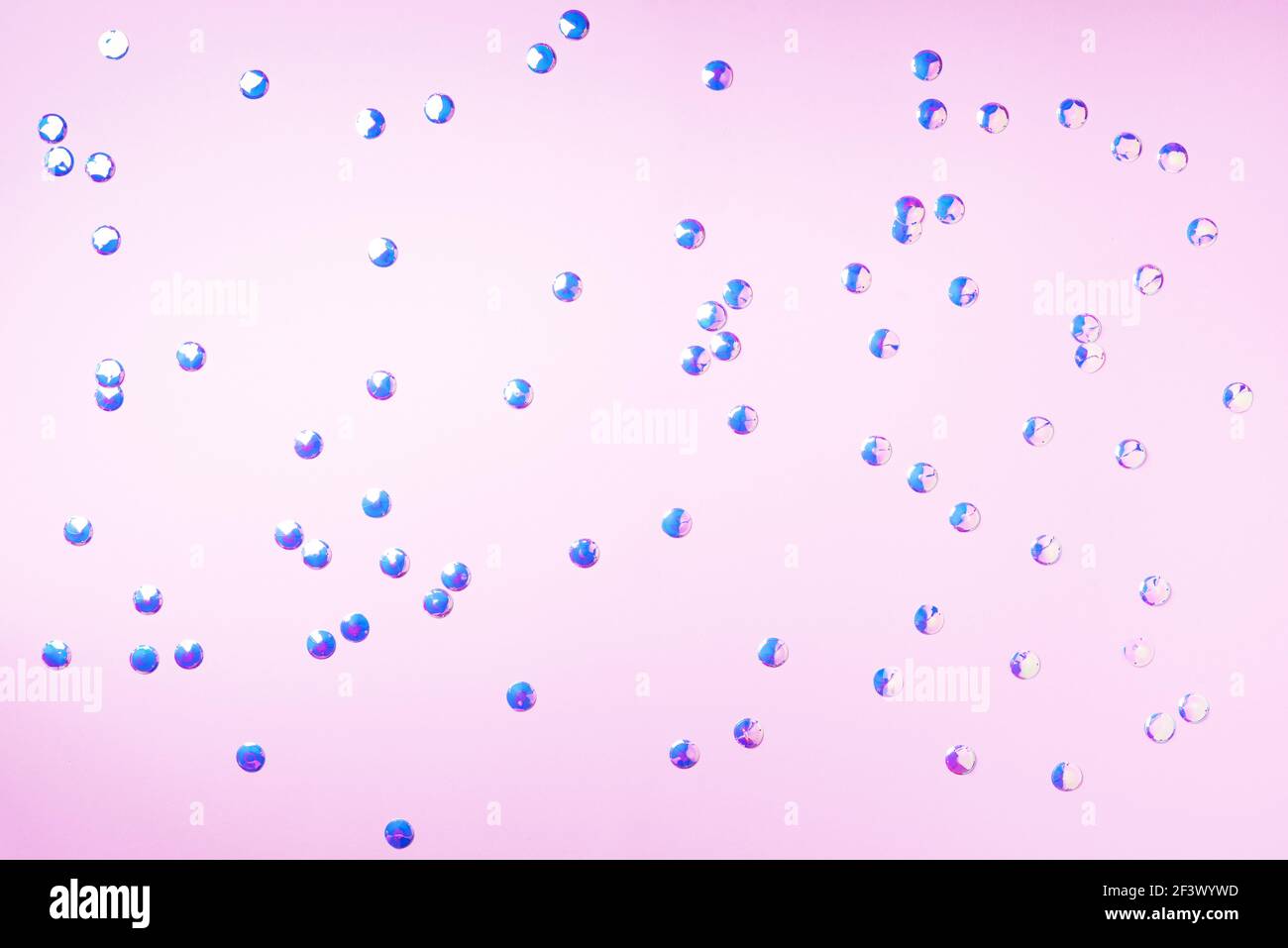 Bunte Konfetti auf rosa Hintergrund mit hellen Bokehs. Frohes neues Jahr Feier Partei. Grüße und Gratulation Konzept. Festliche Kulisse mit Stockfoto