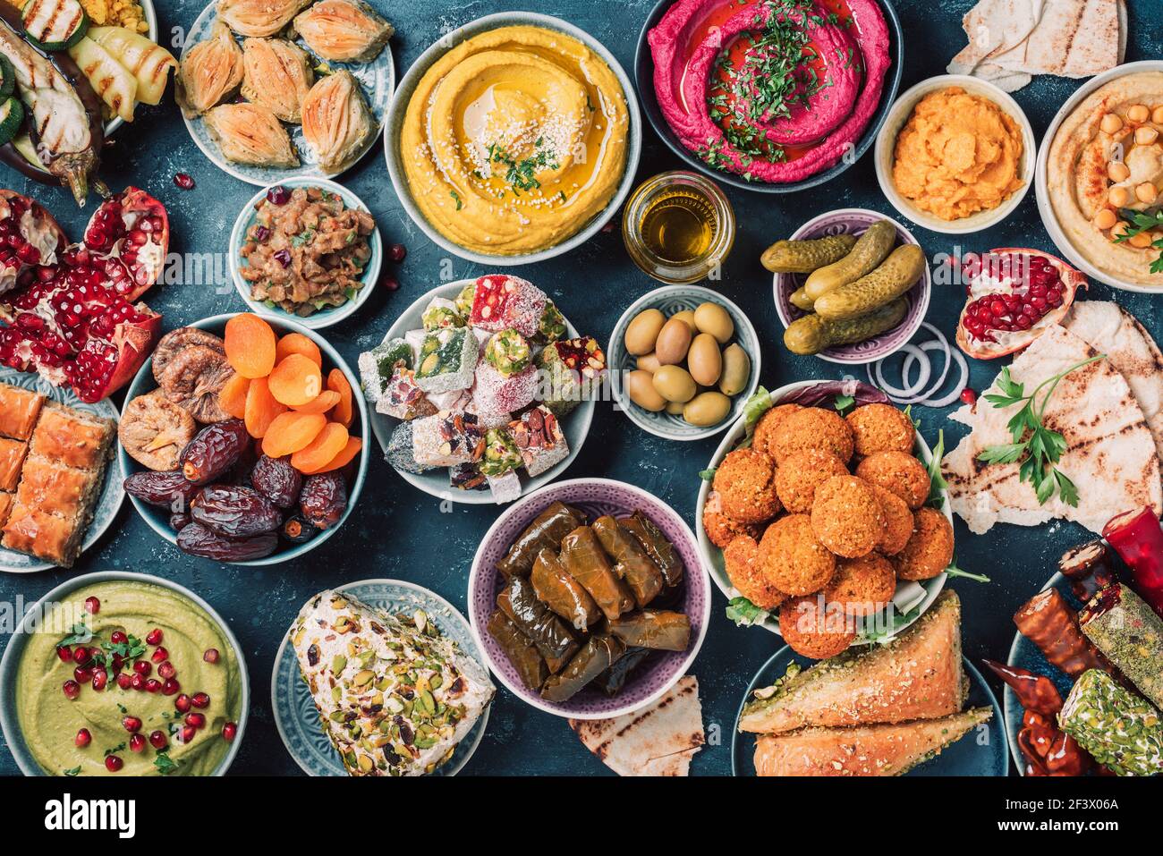 Traditionelle arabische Küche. Nahost-farbener Hummus, Pita, Falafel, Dolma, Baklava, Halva, rahat Lokum, Scherbet, Nüsse, getrocknete Früchte Stockfoto
