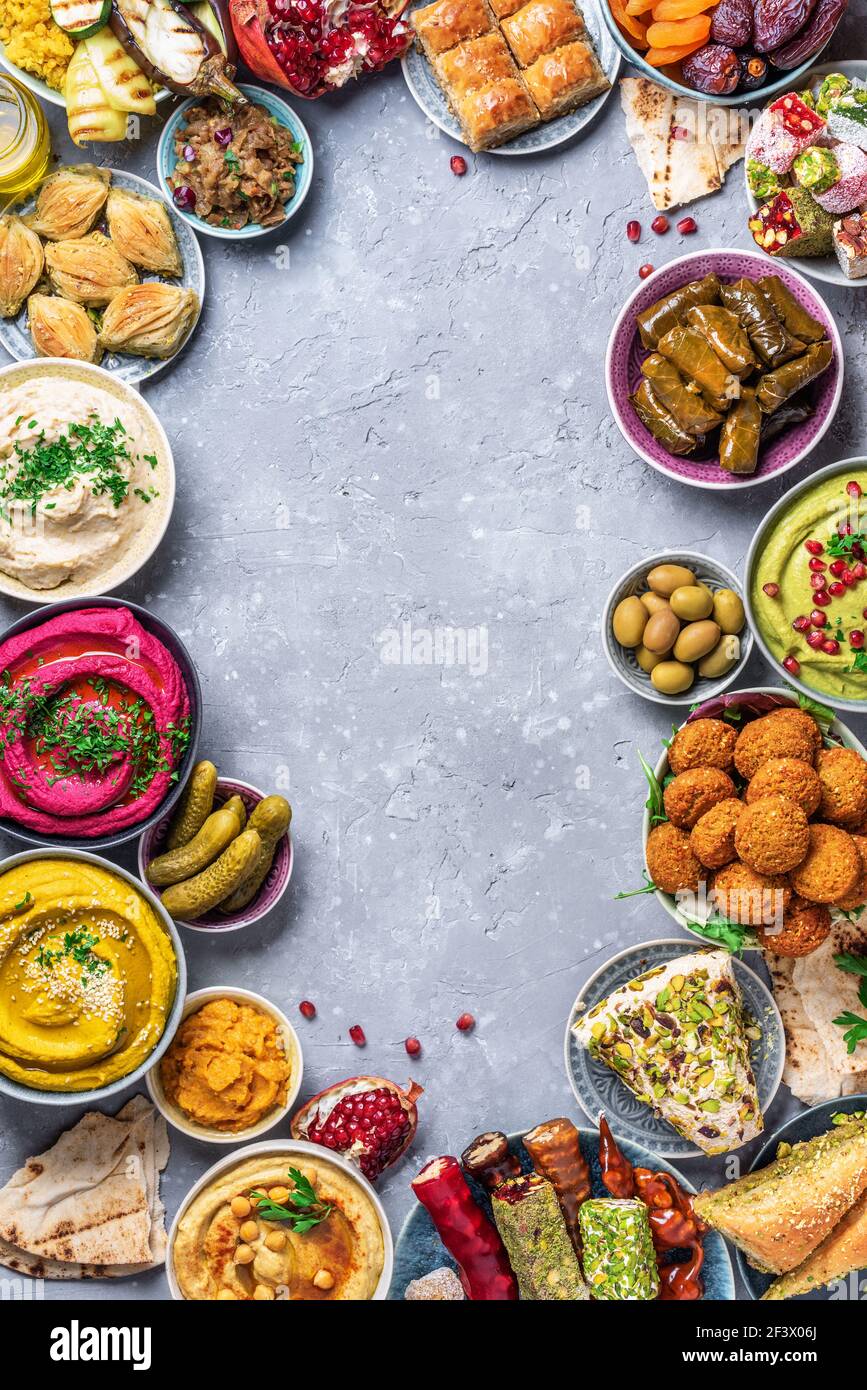 Mediterranes Vorspeisenkonzept. Traditionelle arabische Küche. Nahost Meze mit Pita, Oliven, Hummus, gefüllte Dolma, Falafel Kugeln, Gurken Stockfoto