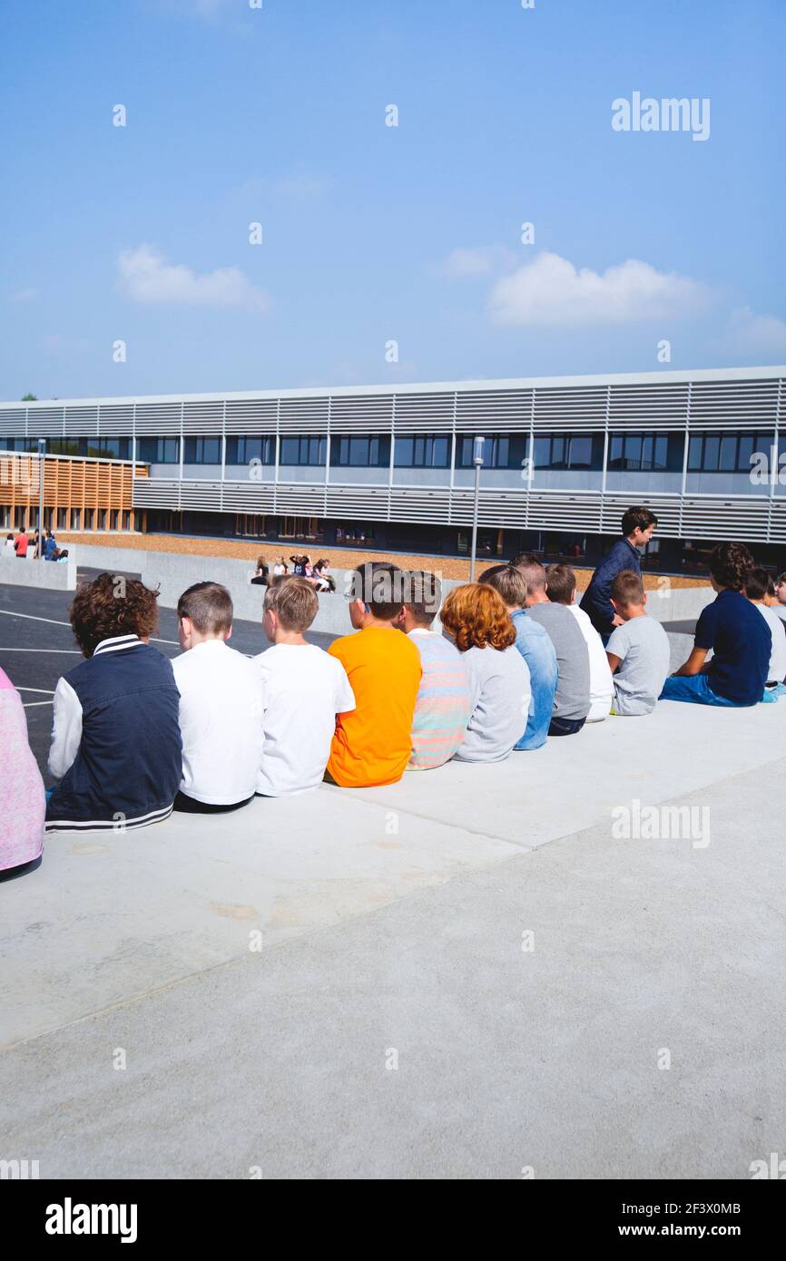 Atmosphäre mit den Schülern auf dem Schulhof des Gymnasiums „College Simone Veil“ in Crevin (Bretagne, Nordwestfrankreich). Jungs aus der Sicht Stockfoto
