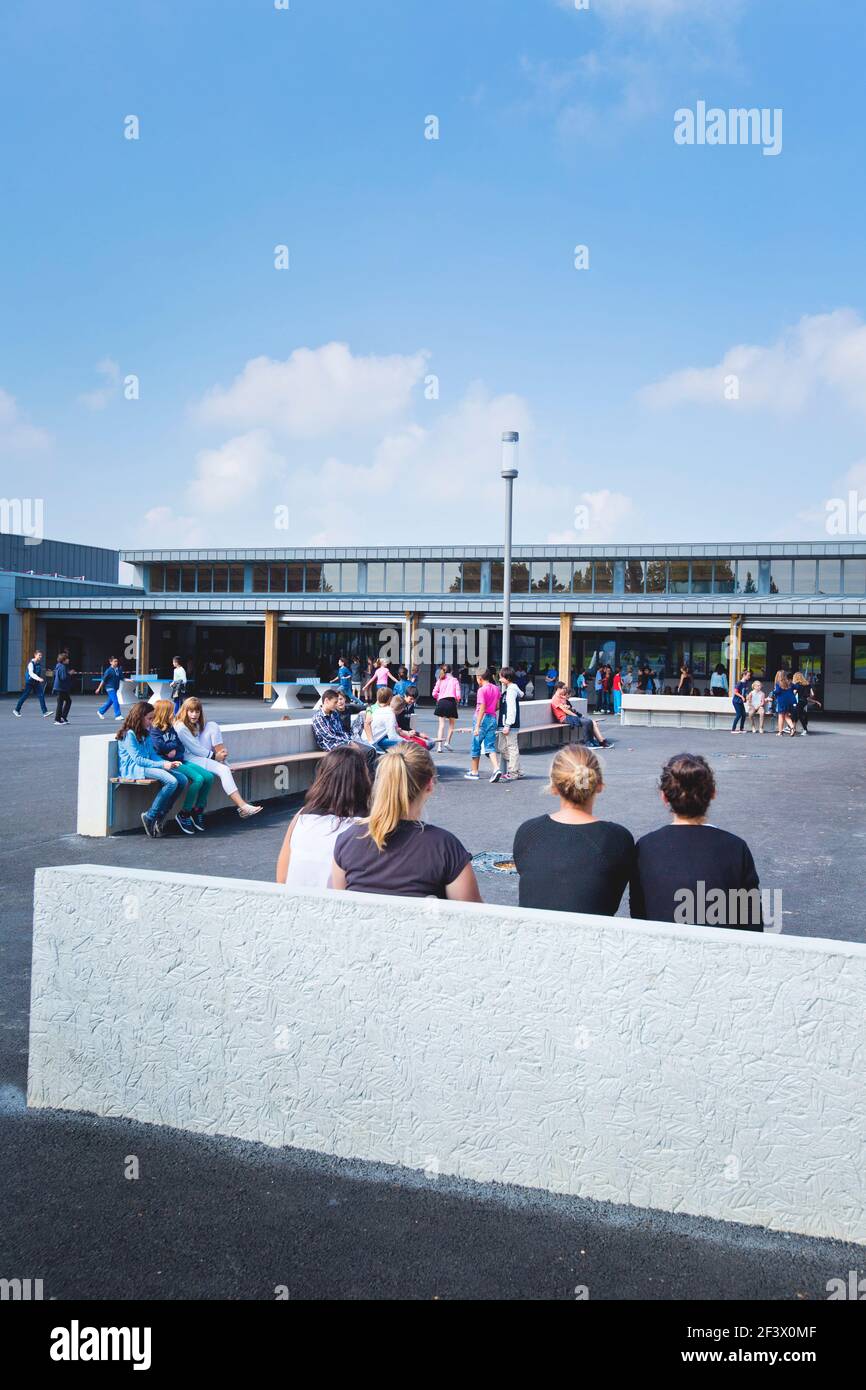Atmosphäre mit den Schülern auf dem Schulhof des Gymnasiums „College Simone Veil“ in Crevin (Bretagne, Nordwestfrankreich) Stockfoto