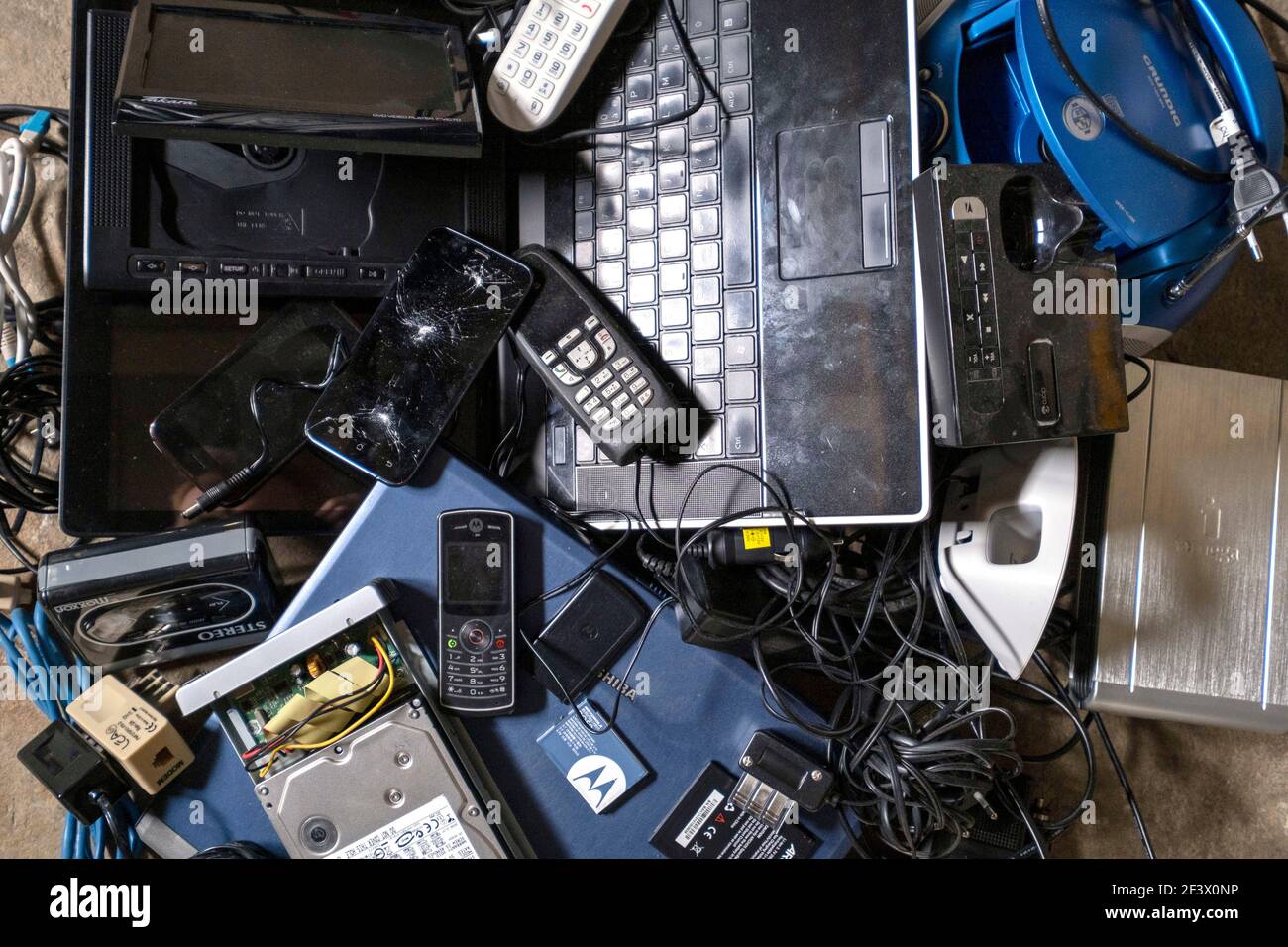 Elektro- und Elektronikschrott: Verschiedene Kabel, Computer, Telefone, Smartphones, Geräte und gebrauchte elektronische Komponenten für die Abfallentsorgung. Stockfoto