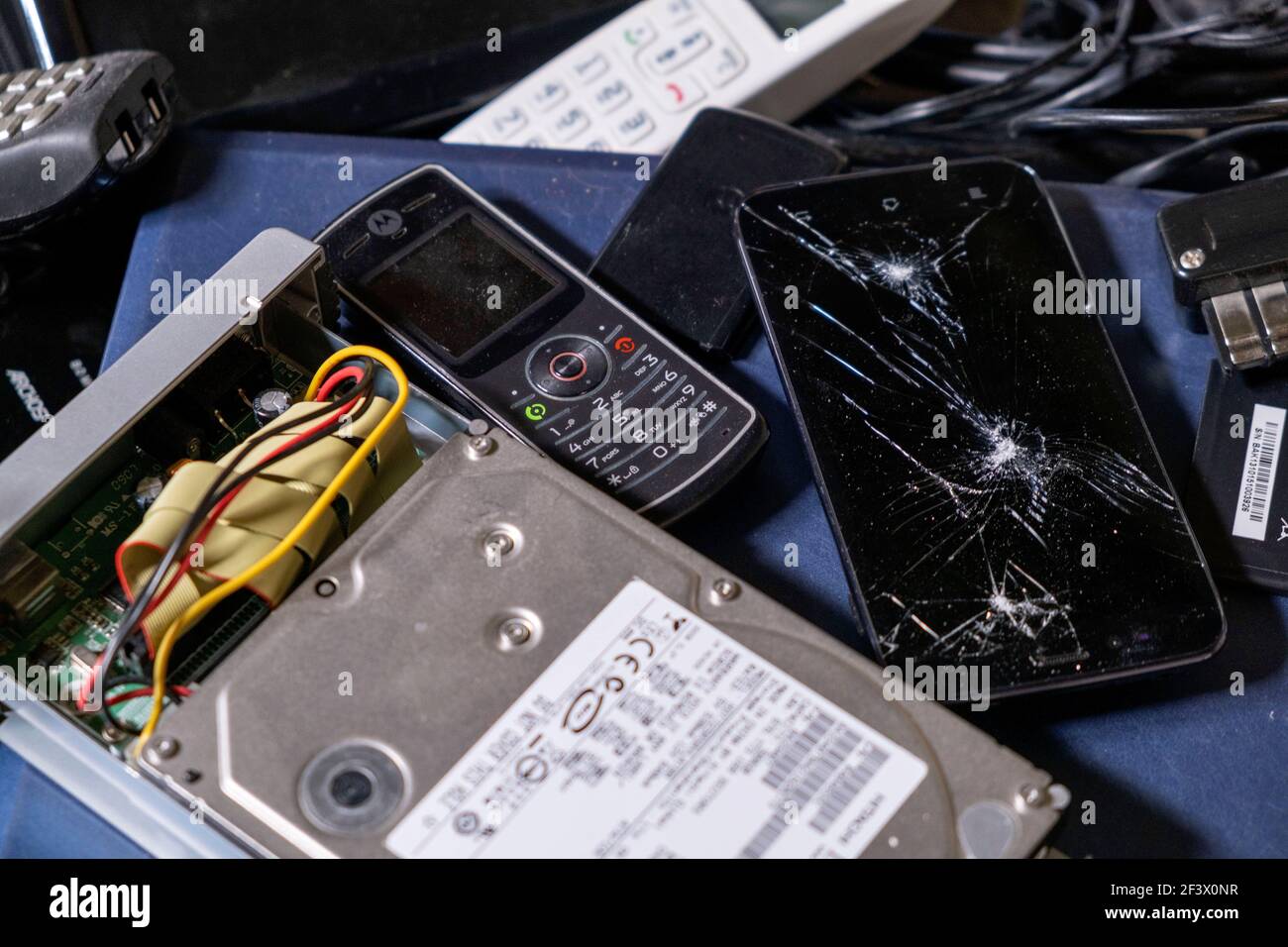 Elektro- und Elektronikschrott: Verschiedene Kabel, Computer, Telefone, Smartphones, Geräte und gebrauchte elektronische Komponenten für die Abfallentsorgung. Stockfoto