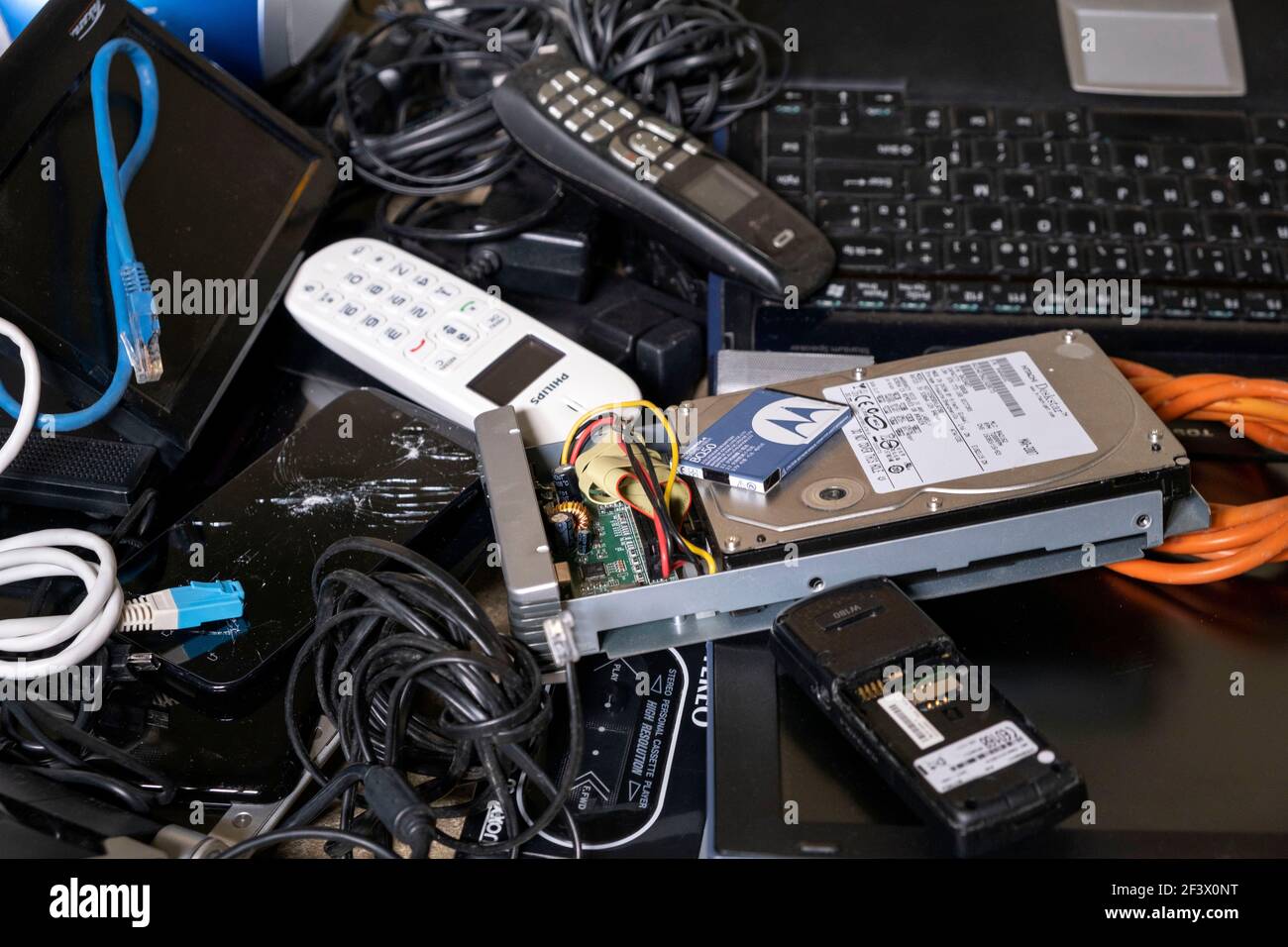Elektro- und Elektronikschrott: Verschiedene Kabel, Computer, Telefone, Smartphones, Geräte und gebrauchte elektronische Komponenten für die Abfallentsorgung. Stockfoto