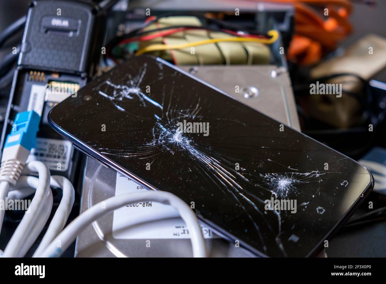 Elektro- und Elektronikschrott: Verschiedene Kabel, Computer, Telefone, Smartphones, Geräte und gebrauchte elektronische Komponenten für die Abfallentsorgung. Stockfoto