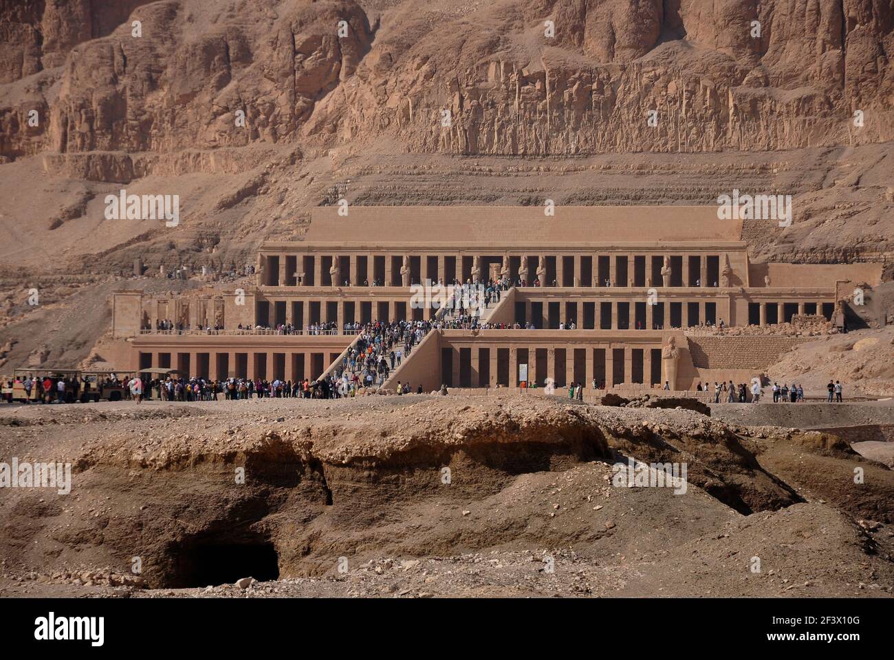 Touristen besuchen den Tempel der Königin Hatschepsut. Ägypten Stockfoto