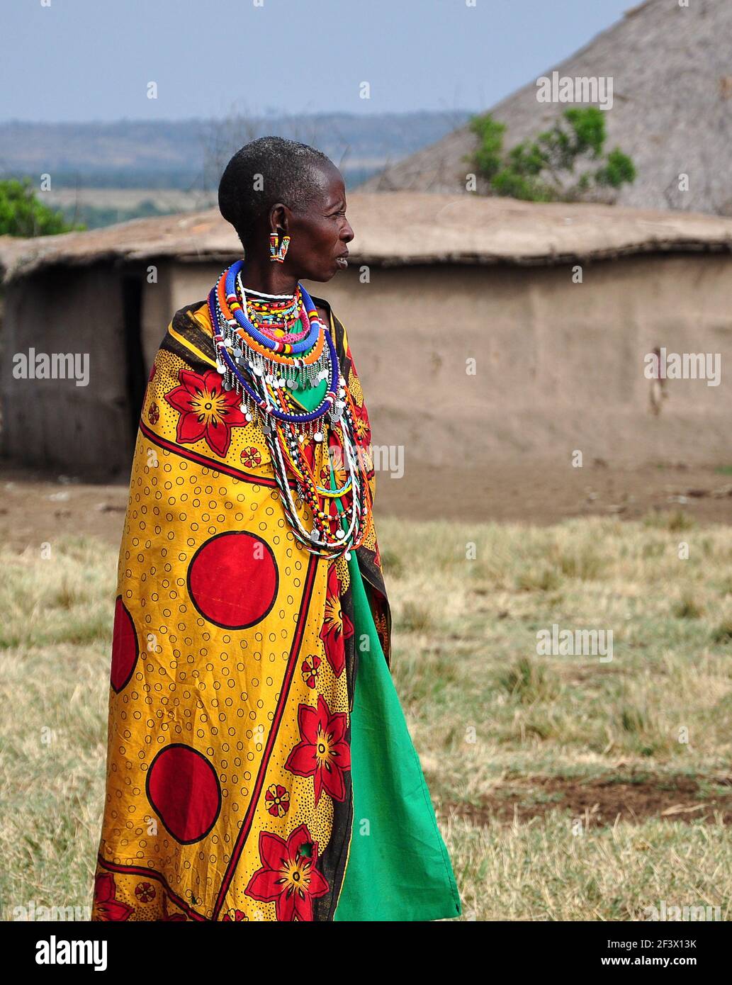 Alte Masai Frauen in farbenfroher traditioneller Kleidung in einem Masai Dorf, Masai Mara, KENIA- 19.August 2010. Stockfoto