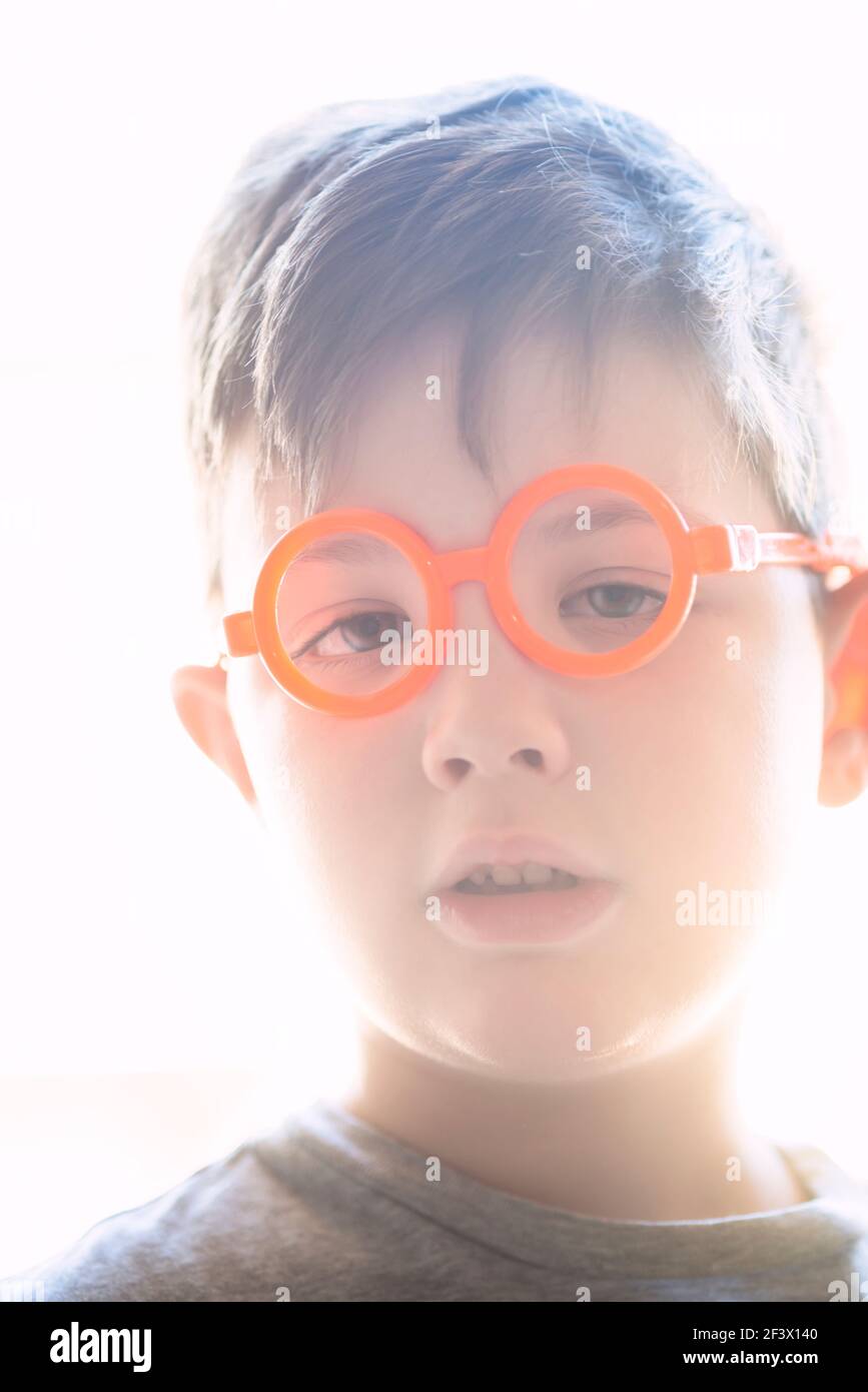 Porträt eines kleinen Jungen in Spielzeugbrillen Stockfoto