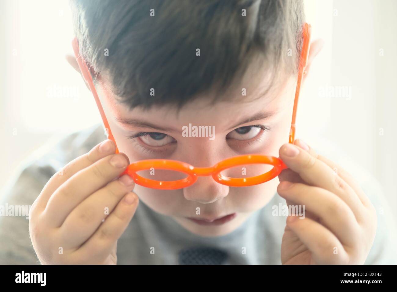 Porträt eines kleinen Jungen in Spielzeugbrillen Stockfoto