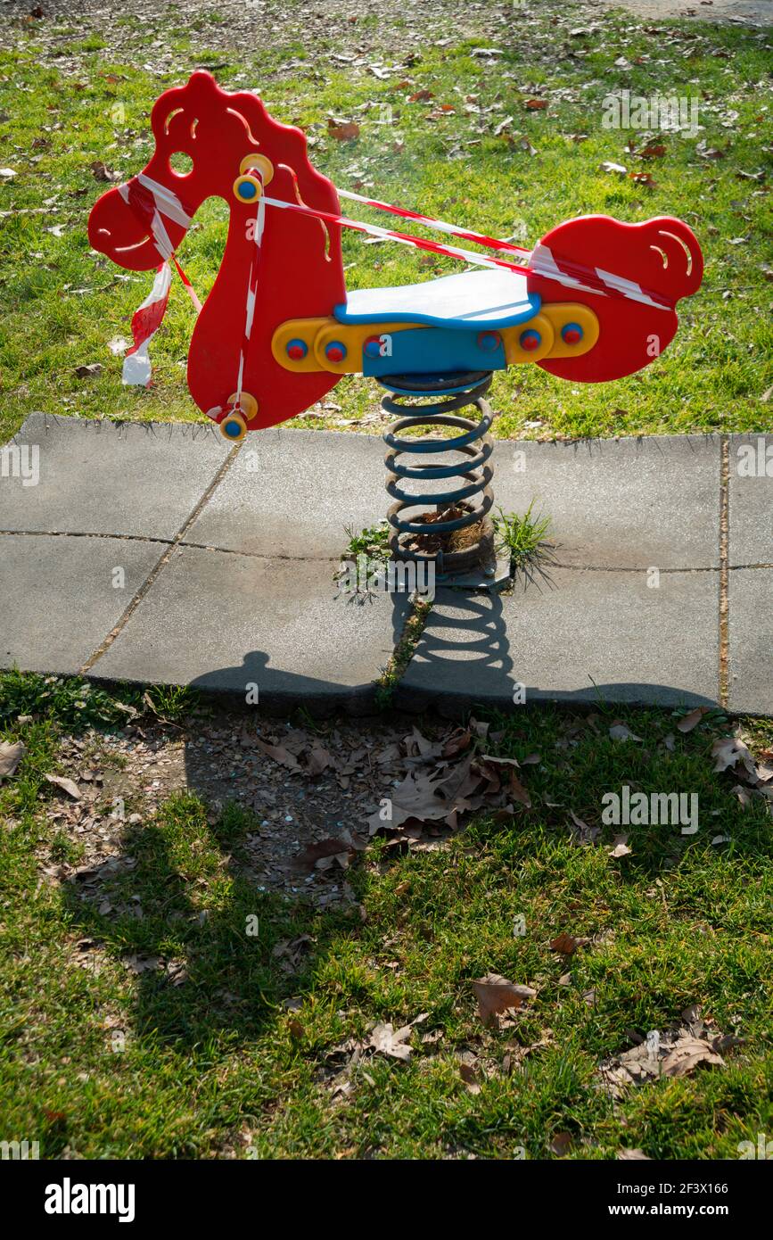 Italien, Lombardei, Crema, Park Children Spielplatz wegen Covid-19 Virus mit einem Barriereband geschlossen Stockfoto