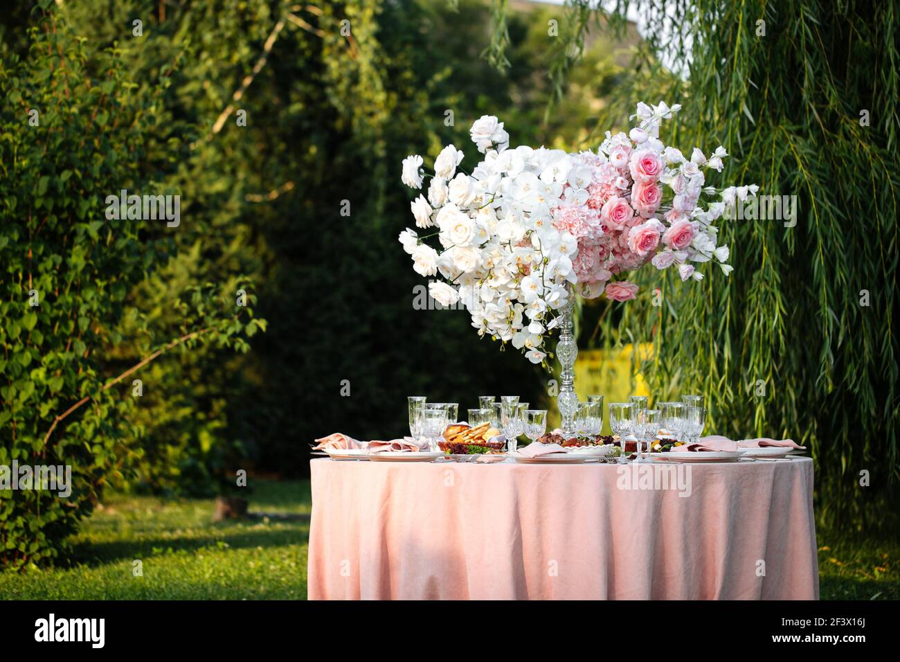 Outdoor Natur Bankettset mit Kerzen Stockfoto