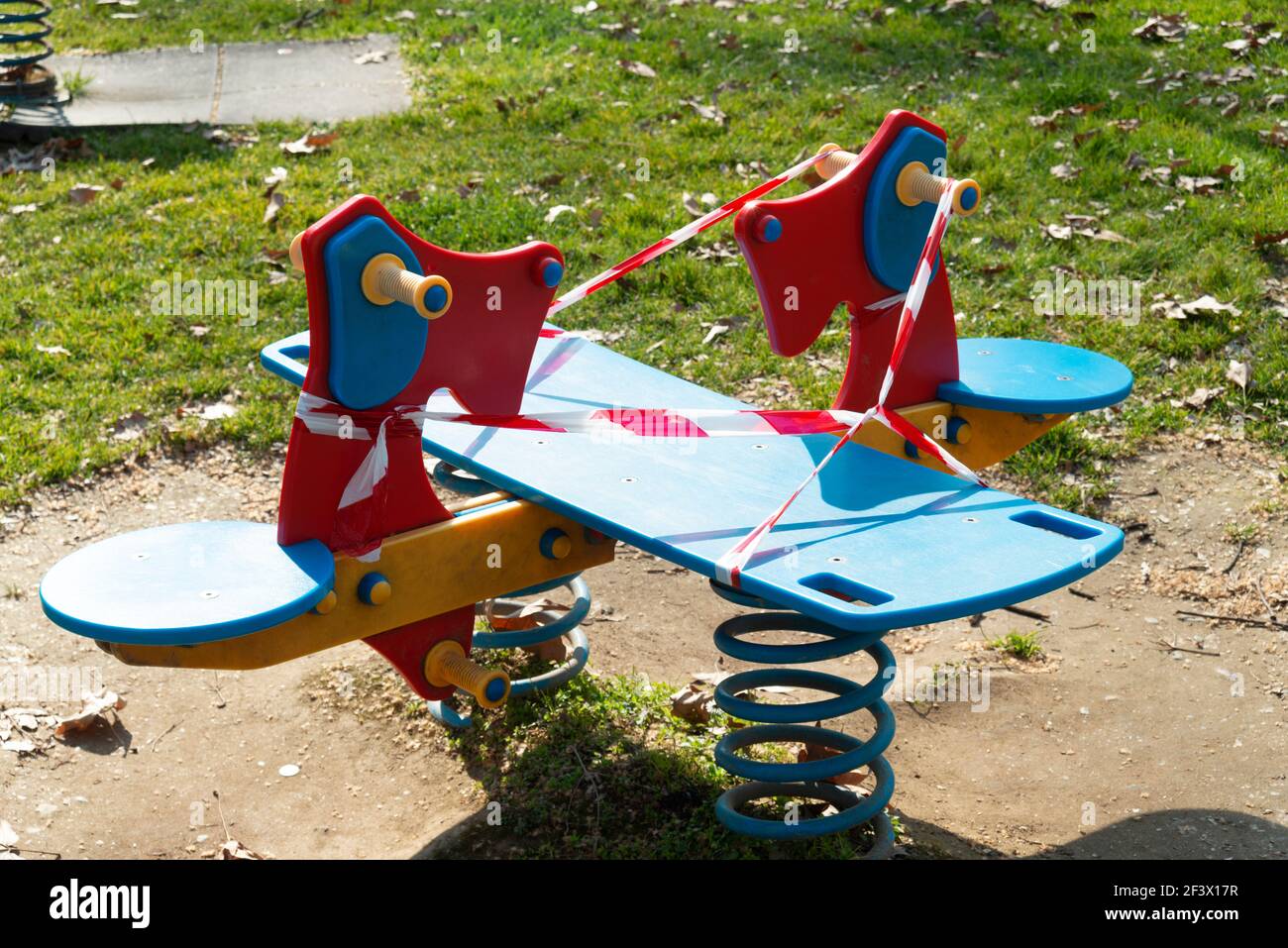 Italien, Lombardei, Crema, Park Children Spielplatz wegen Covid-19 Virus mit einem Barriereband geschlossen Stockfoto