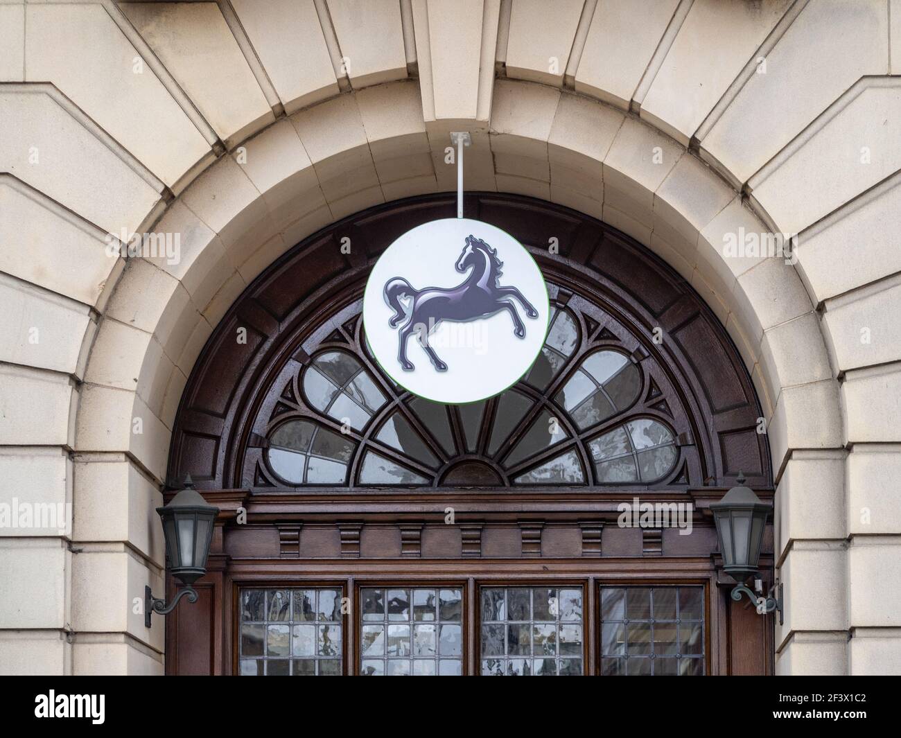 Lloyds Bank, schwarzes Pferdemotivo, eingerahmt von einem klassischen Eingang, Northampton, Großbritannien Stockfoto