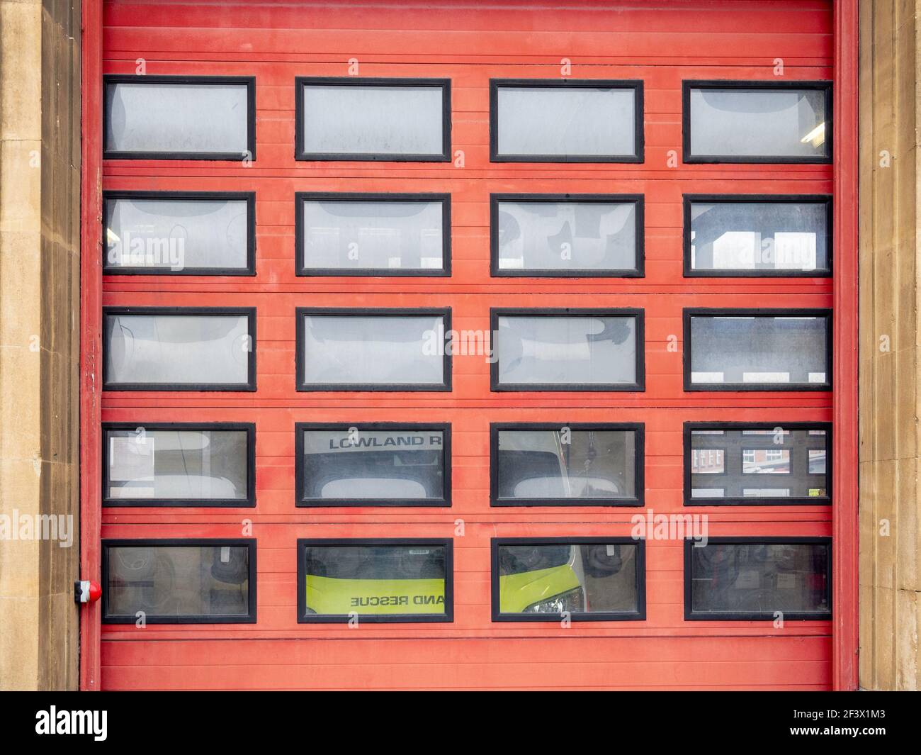 Geometrisches rechteckiges Muster der Fenster an einer Tür zur Mounts Fire Station, Northampton, Großbritannien Stockfoto