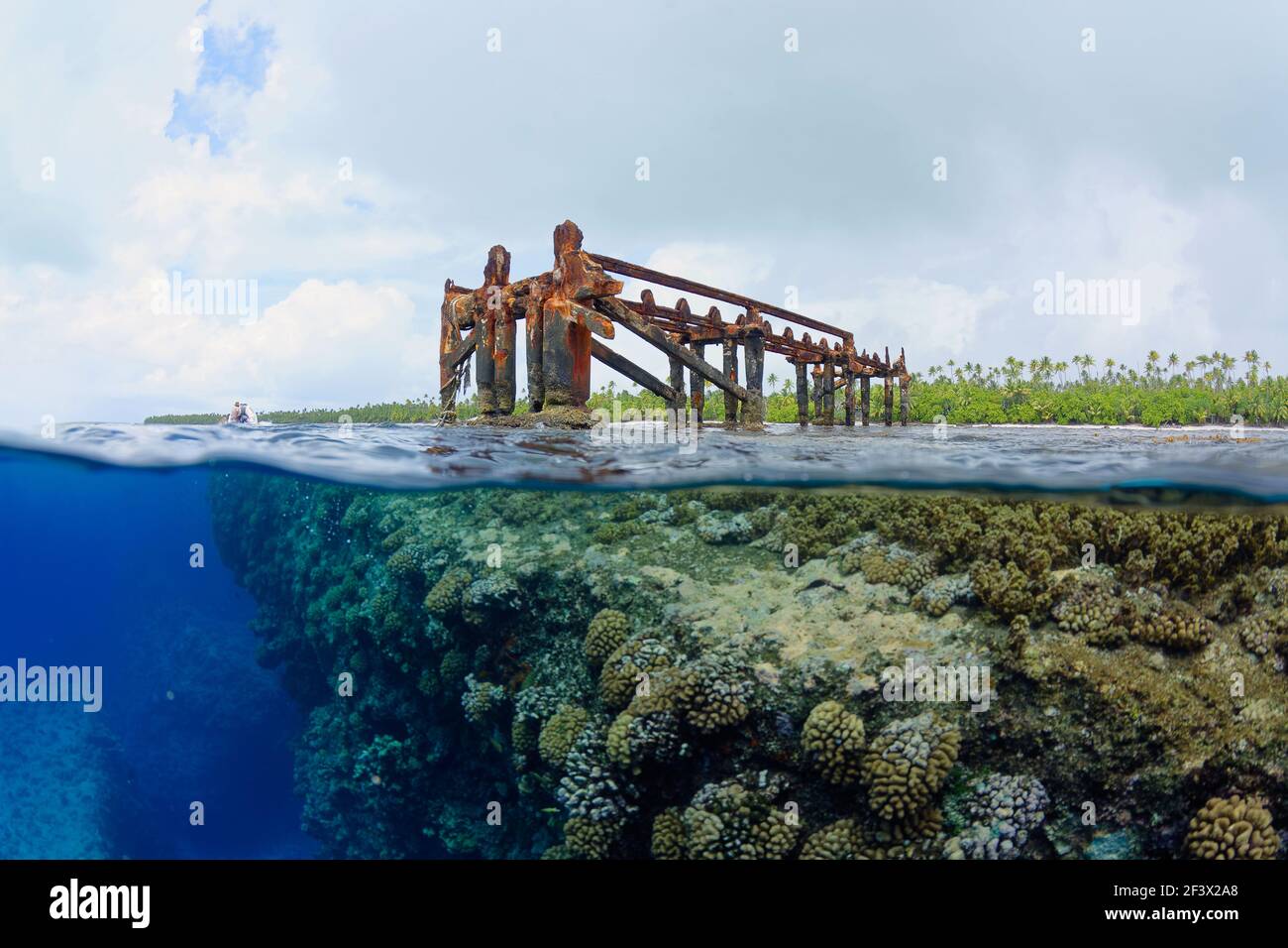 Französisch-Polynesien, Windward-Inseln, Gesellschaftsinseln: Lagune des Tetiꞌaroa-Atolls. Halb Unterwasseransicht, Korallen und alten rostigen Ponton. Im Jahr 1960, Marlon Stockfoto