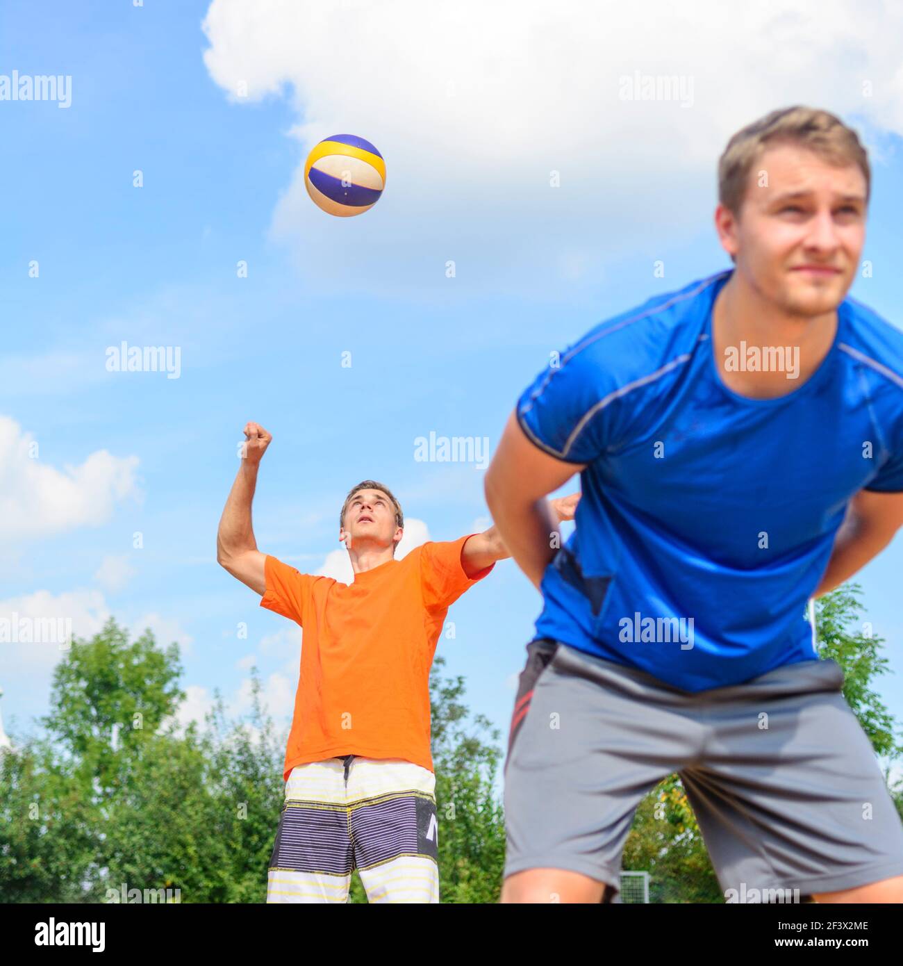 Trendy Sommer Sport - junge Menschen spielen Beachvolleyball Stockfoto