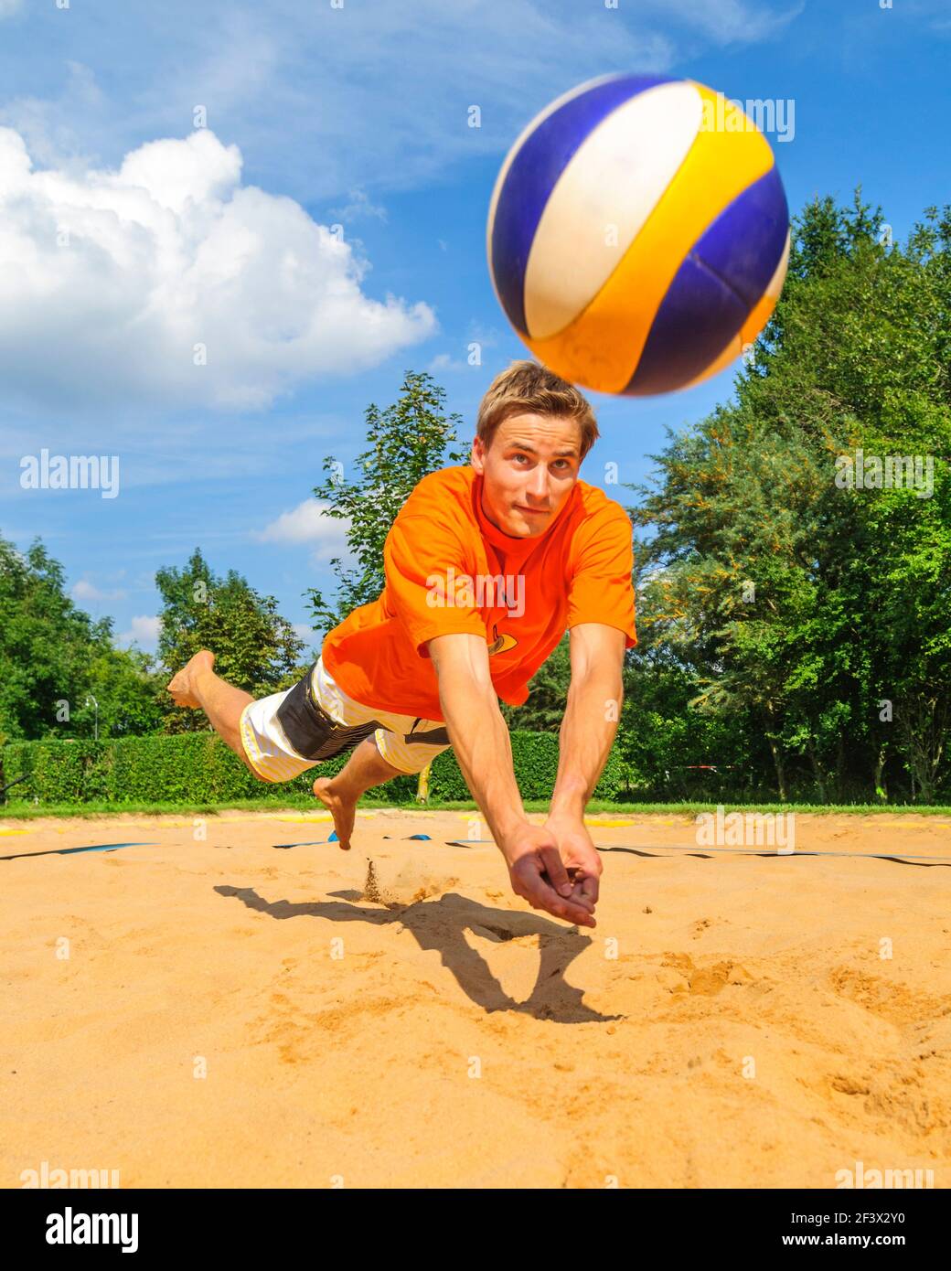 Intensives Spiel auf Beachvolleyball Court, Kampfgeist, um die Kugel zu speichern Stockfoto