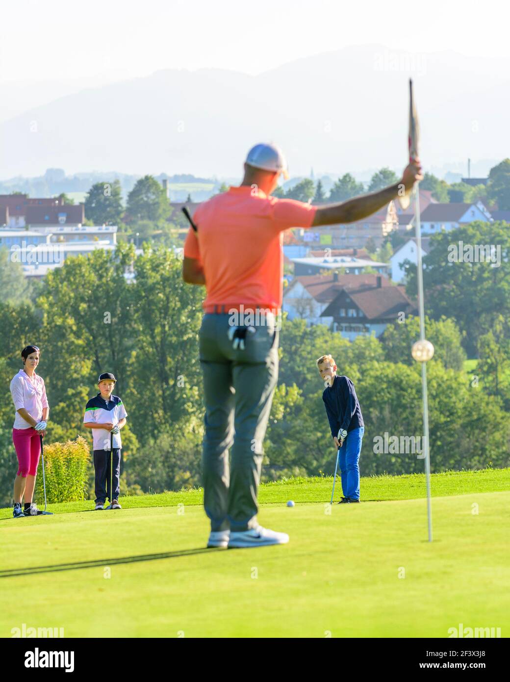 Talentierte junge Golfer spielen ambitioniert auf einem Golfplatz. Stockfoto