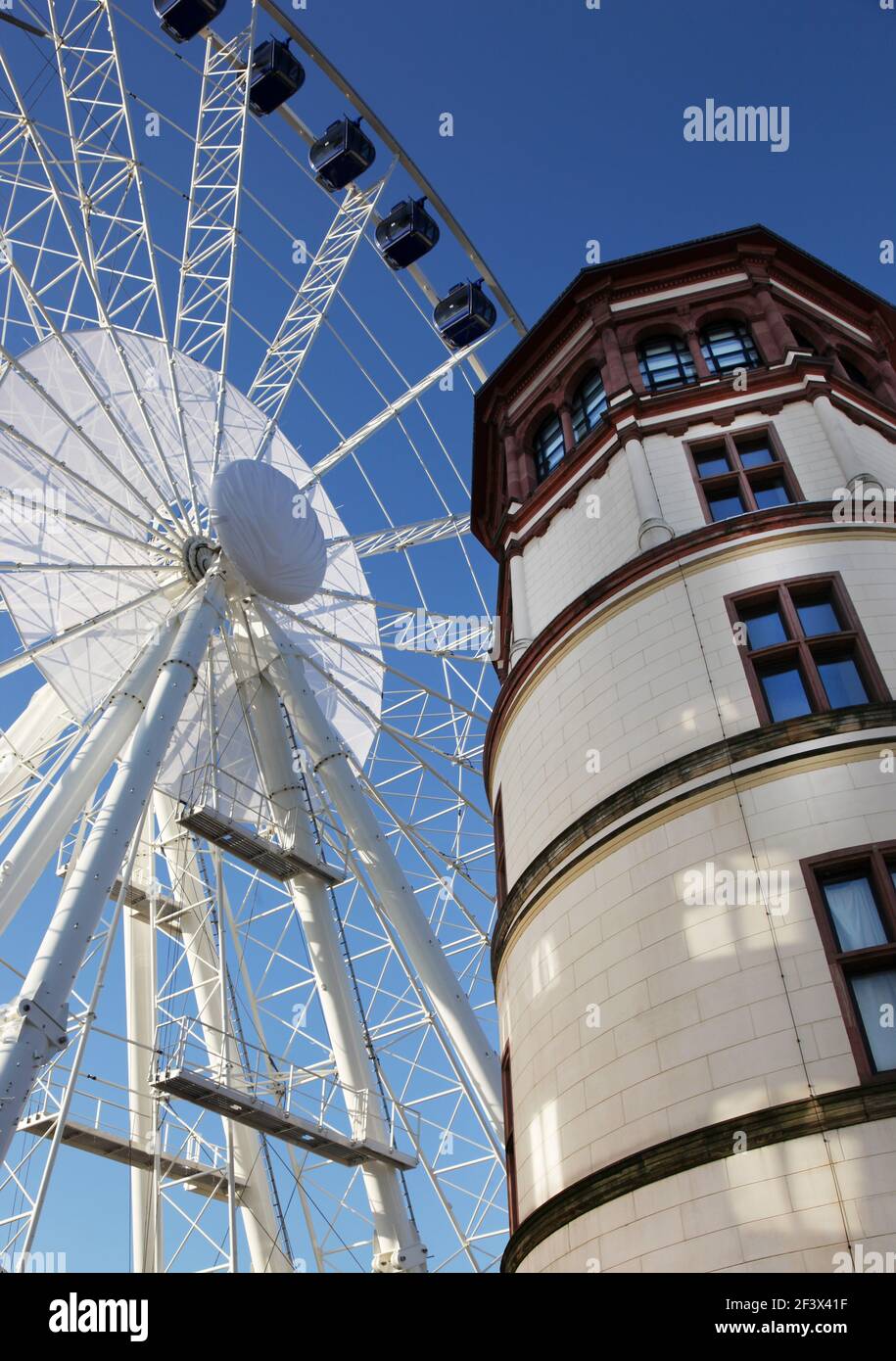 Schlosssturm und Riesenrad in Düsseldorf Stockfoto