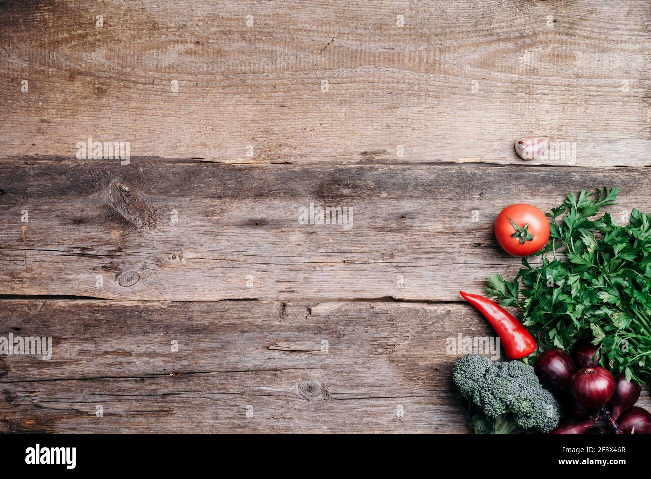 Gesunde, saubere Lebensmittel Kochen und Essen Konzept. Kupferpfanne,  buntes Herbstgemüse auf Holzhintergrund. Draufsicht. Speicherplatz  kopieren. Vegetarische Küche Stockfotografie - Alamy