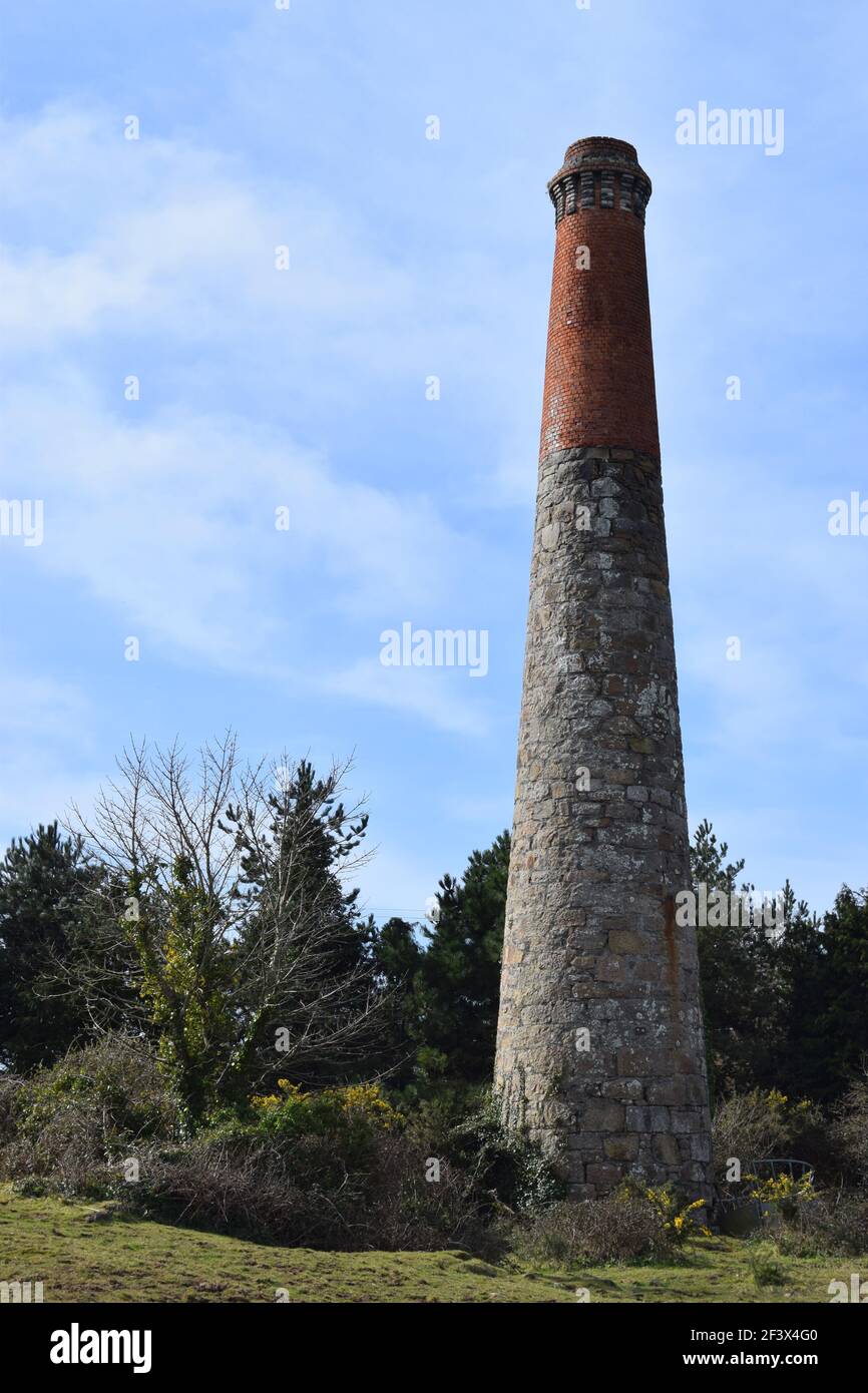 Solitary Zinn Mine Schornstein Stockfoto