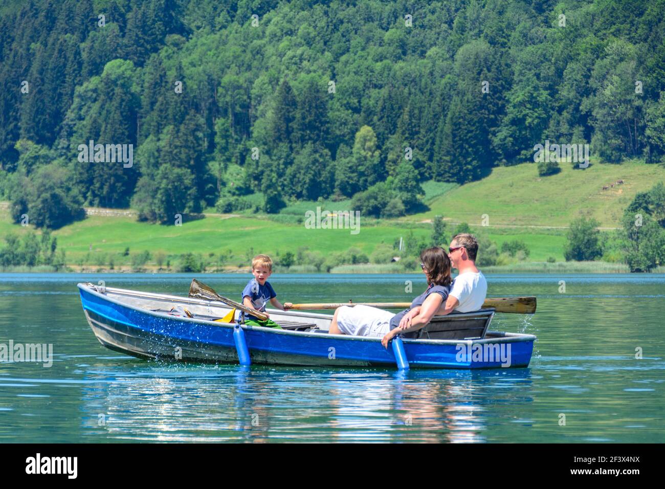 Familie tour mit Ruderboot am Alpsee Stockfoto