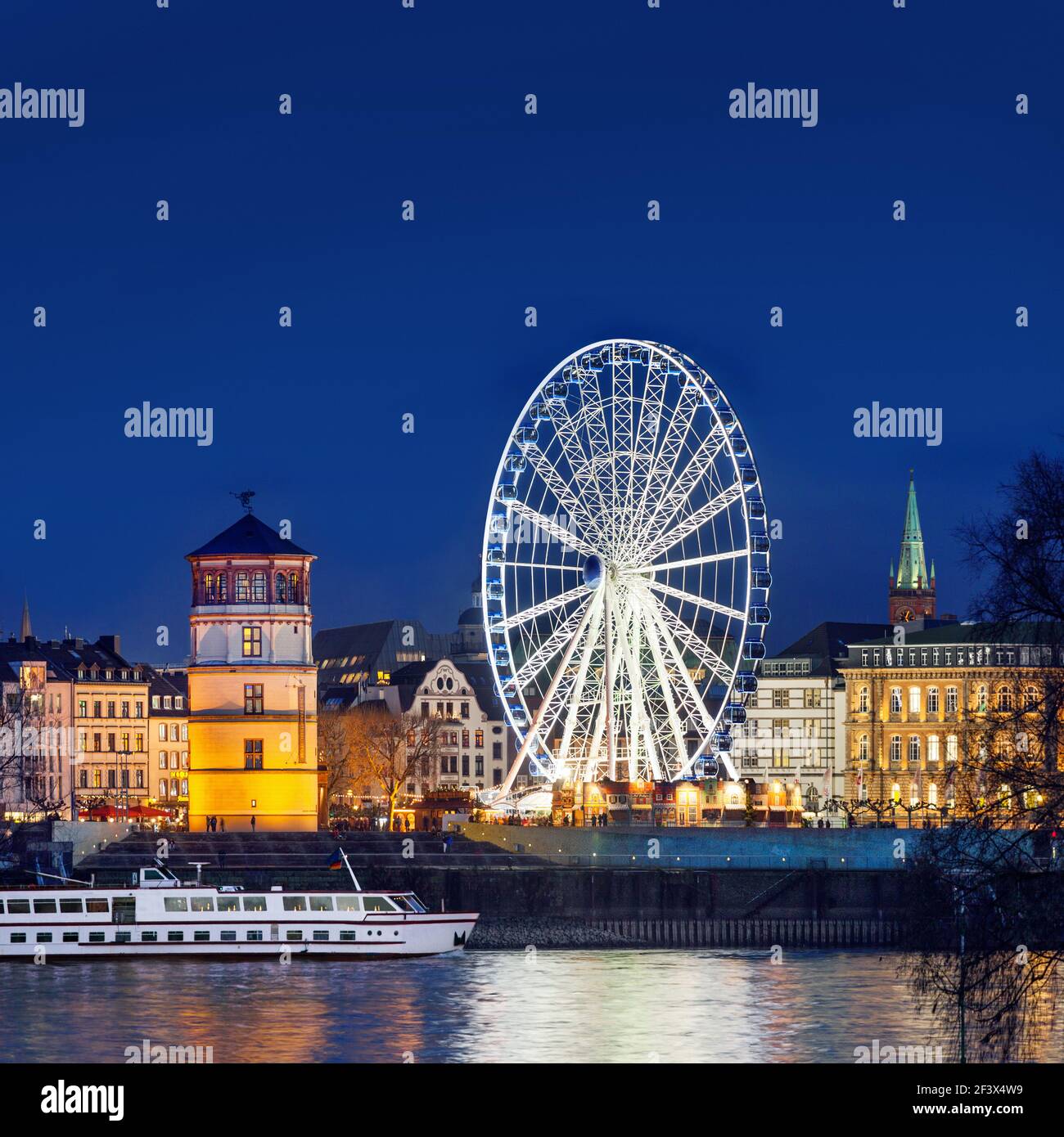 Blick auf Düsseldorf am Rhein in der Weihnachtszeit Stockfoto