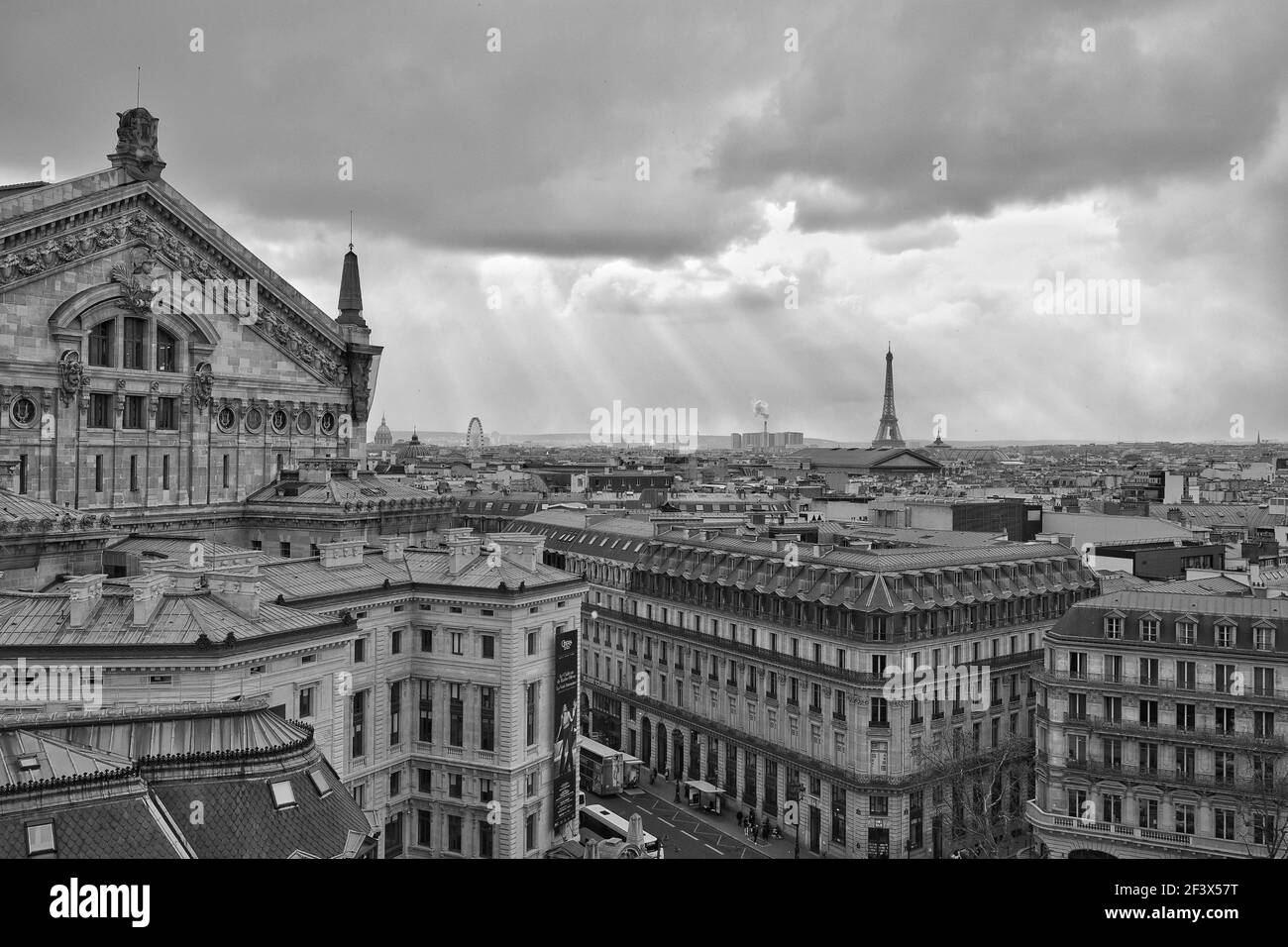Paris, Frankreich - 27. Februar 2018 : die Oper von Paris und der Eiffelturm im Hintergrund Stockfoto