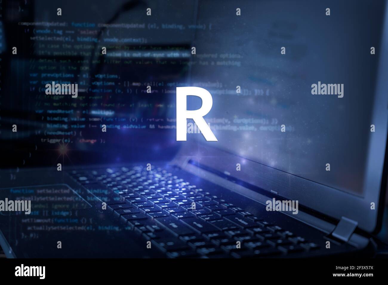 R Programmiersprache Beschriftung gegen Laptop und Code-Hintergrund. Lernen Sie r, Computer-Kurse, Schulungen. Stockfoto