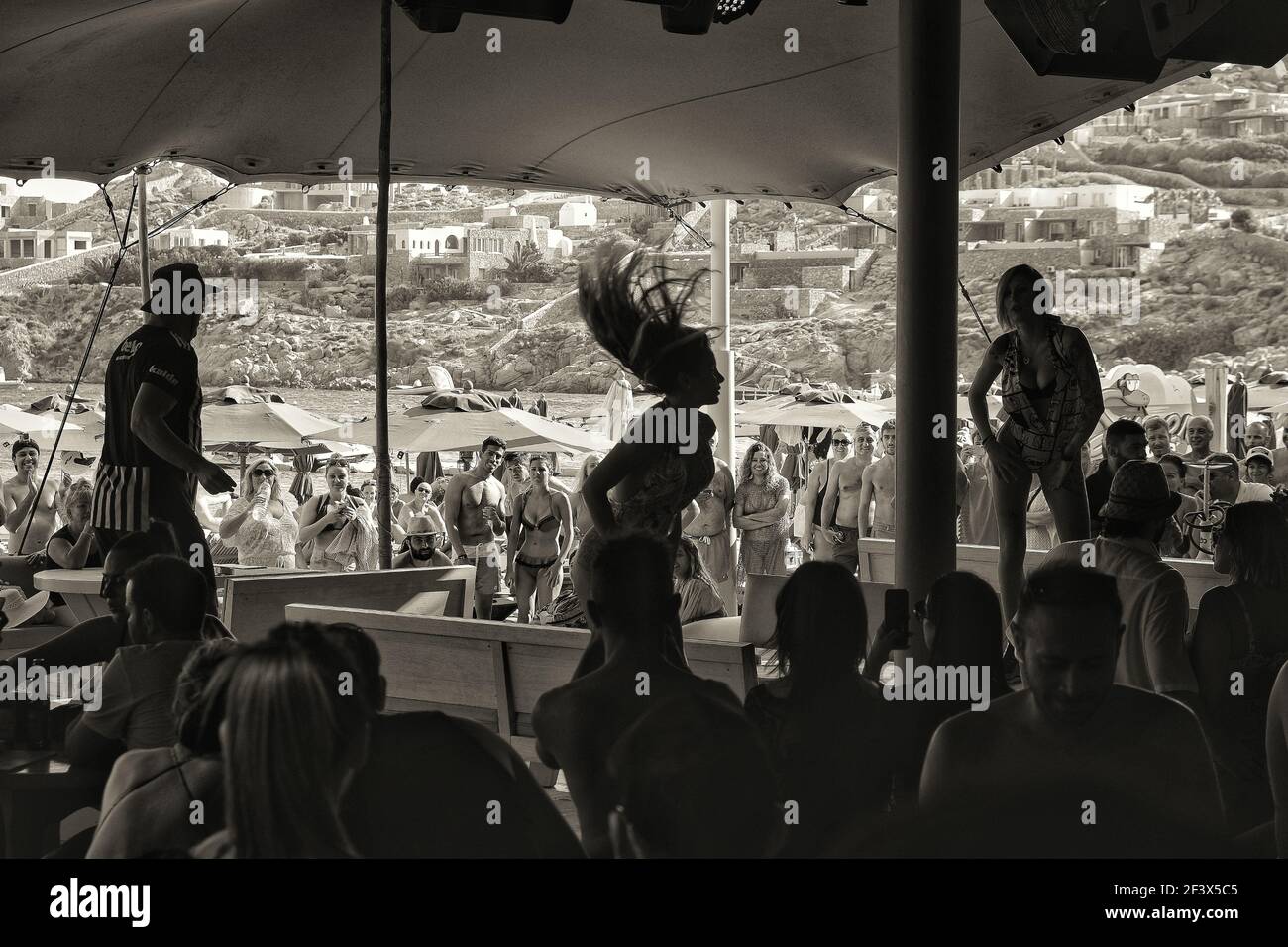 Mykonos, Griechenland - 20. August 2018 : Junge Frauen tanzen auf einer Bar auf einer Strandparty in Mykonos Griechenland Stockfoto