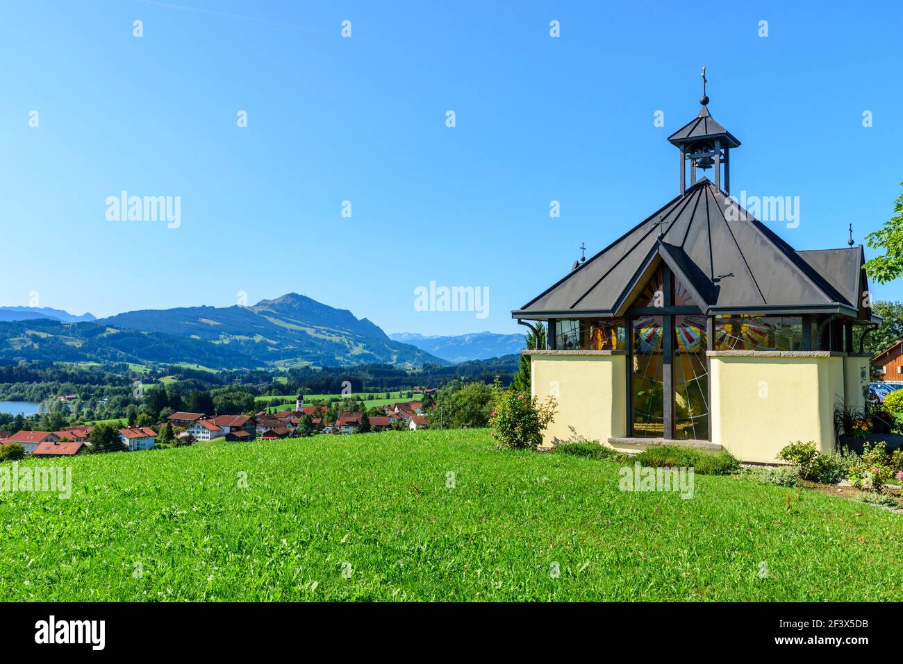 Kleine Kapelle bei Moosbach im bayerischen Allgäu Stockfoto